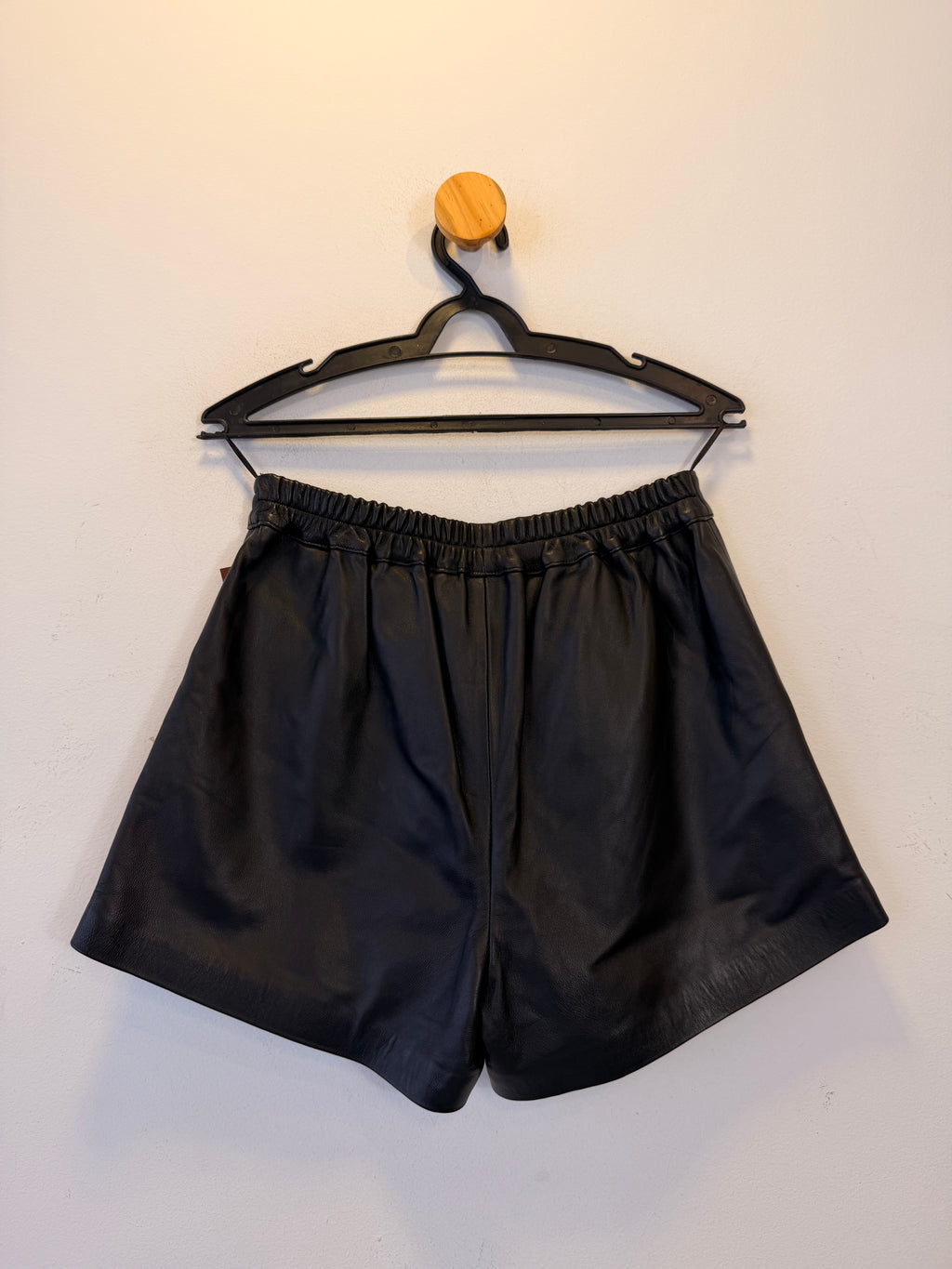 Short de Couro Preto Agustina