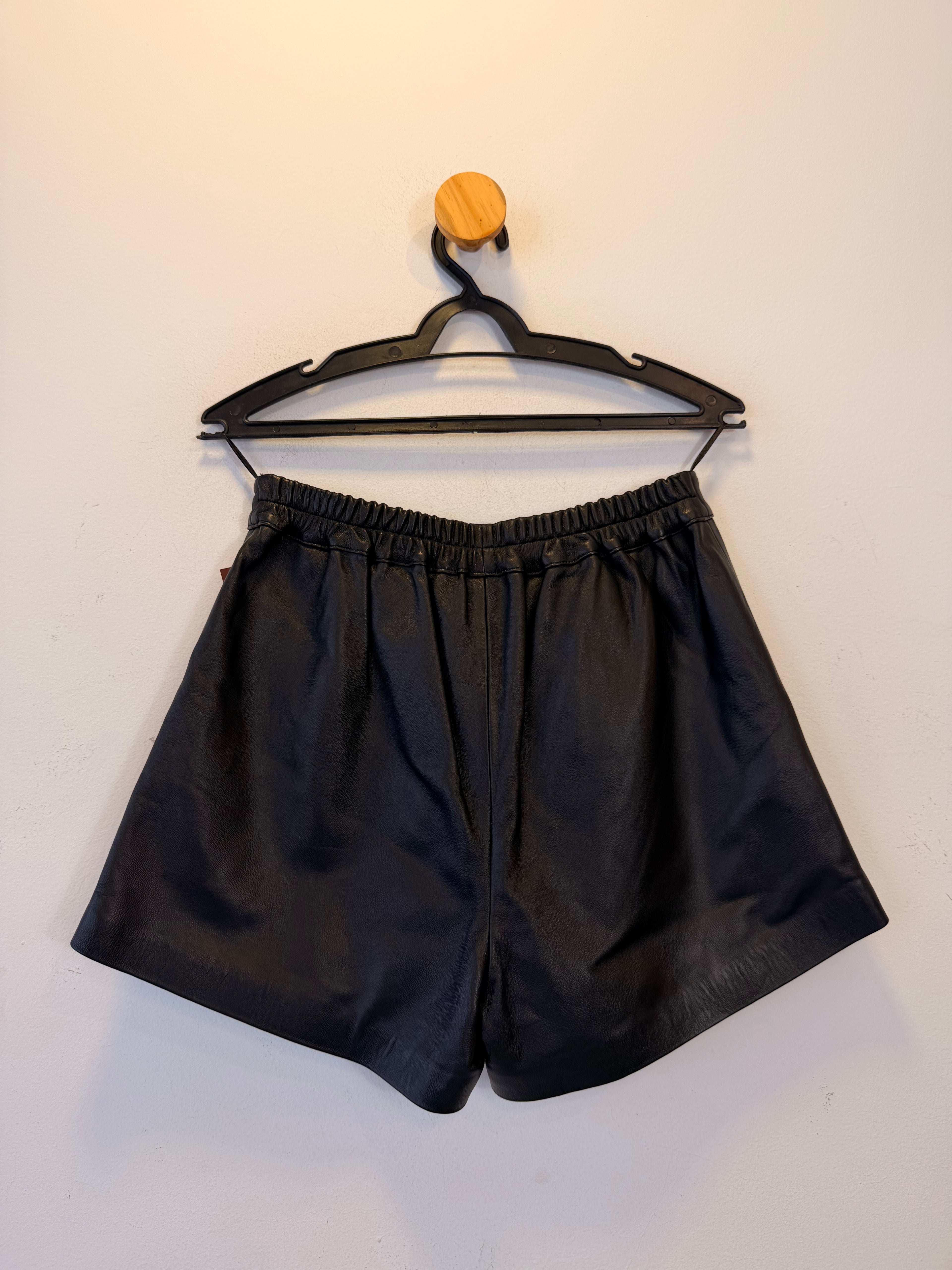 Short de Couro Preto Agustina