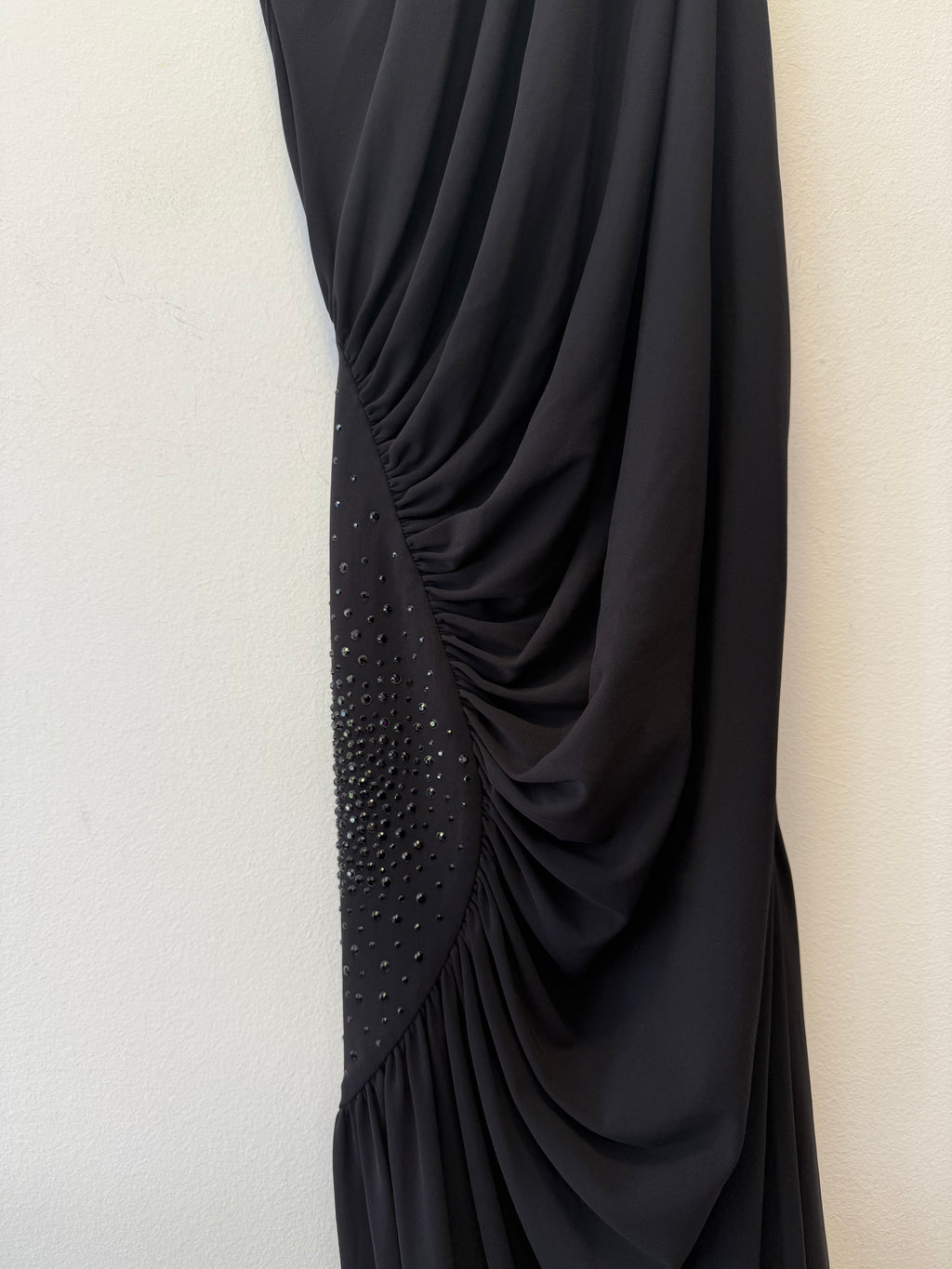 Vestido de Festa Preto Drapeado e Pedraria