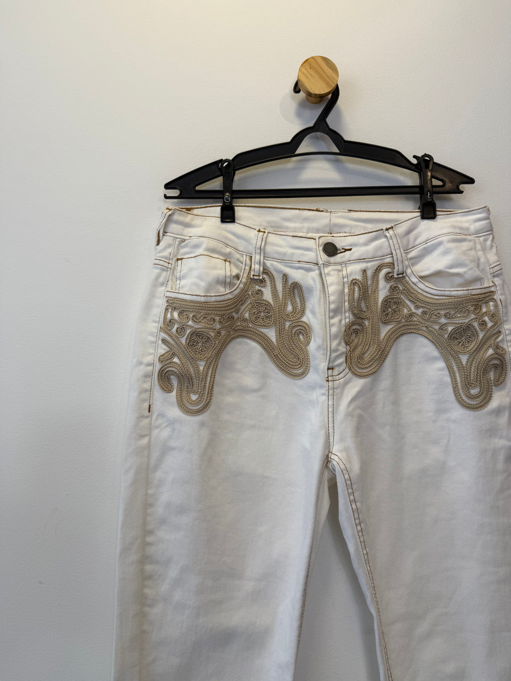 Calça Jeans Mom Bordada Le Lis Blanc