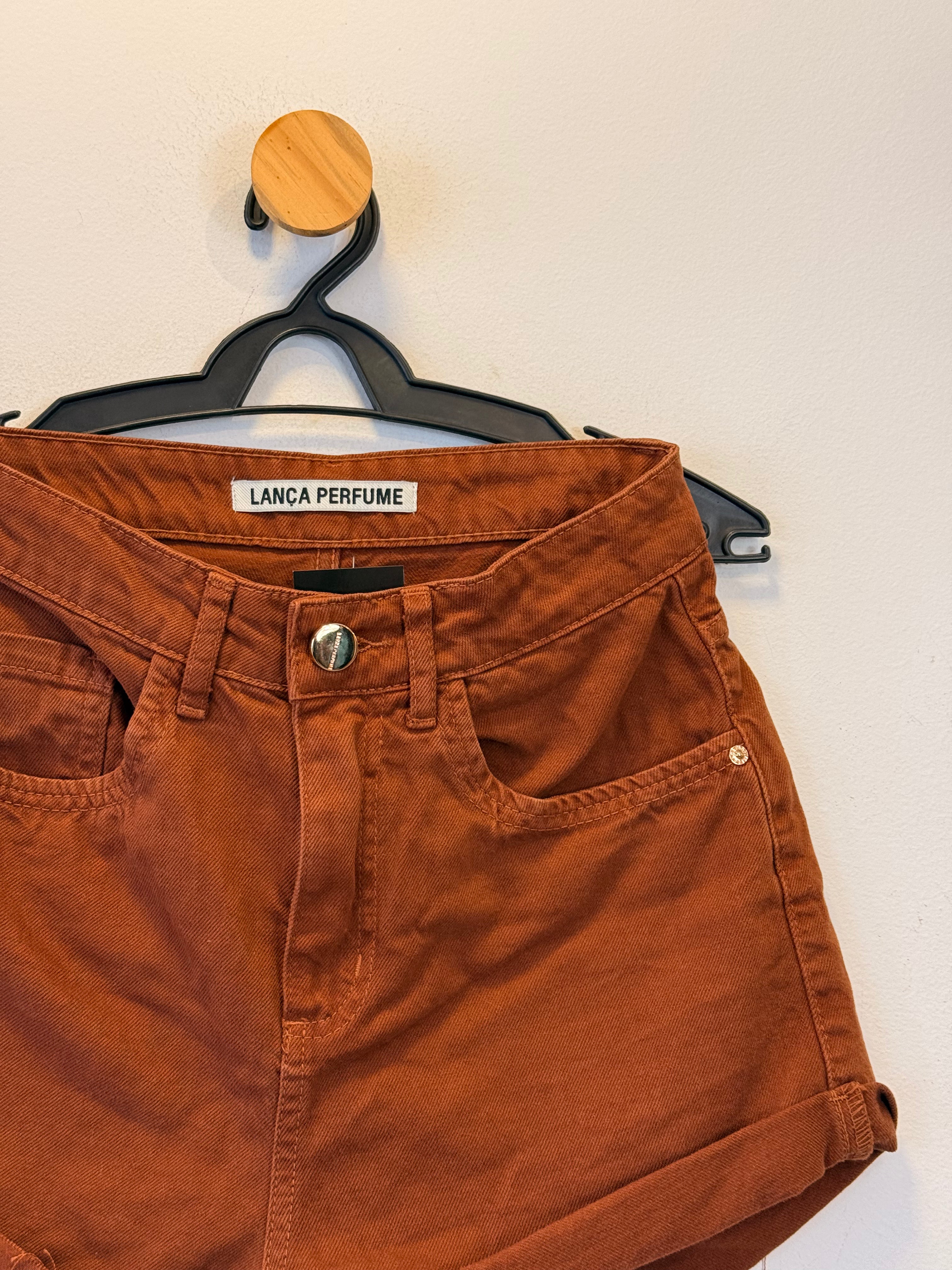 Short Jeans Lança Perfume