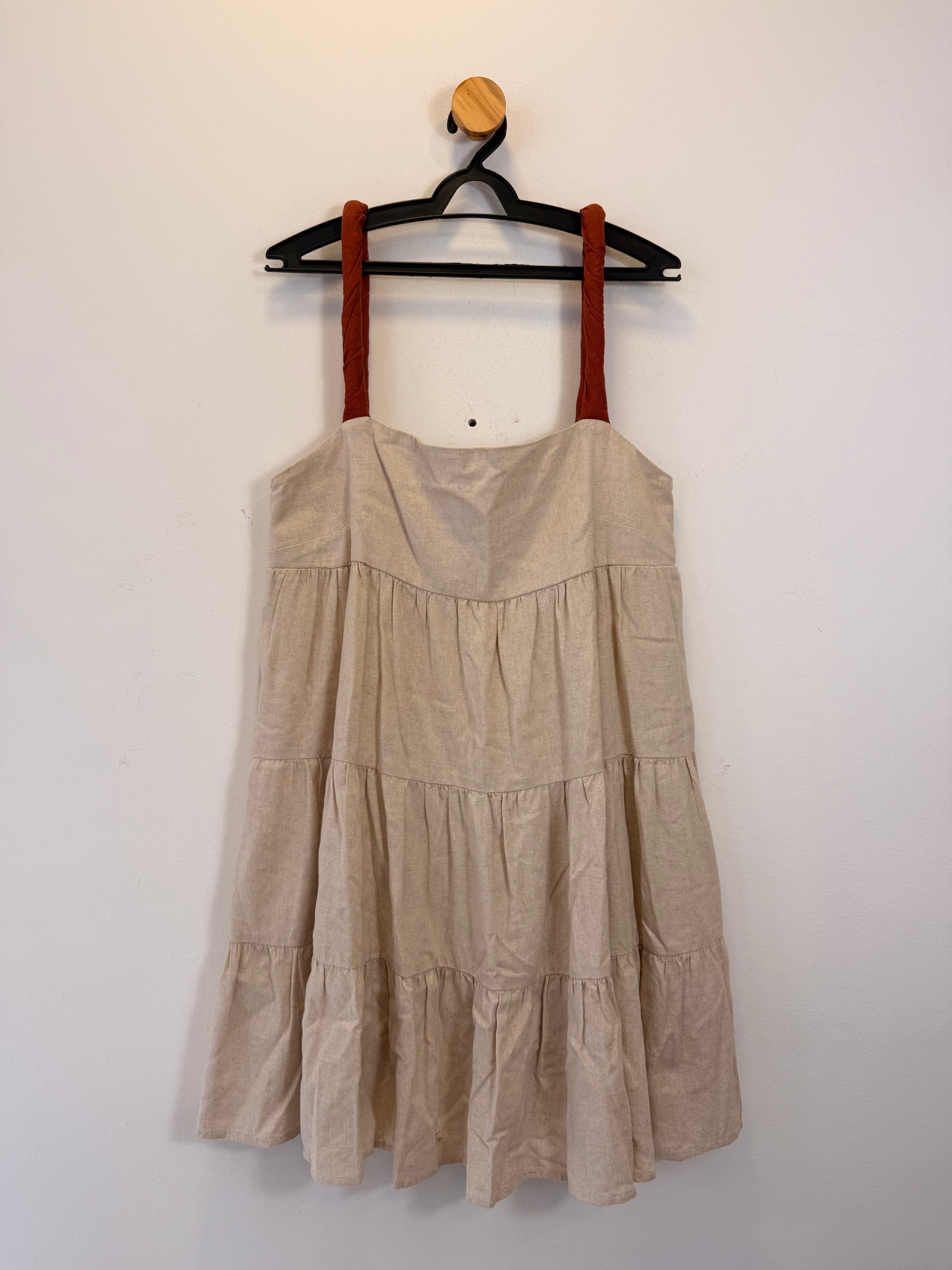 Vestido em Tom Cru Linho Açude