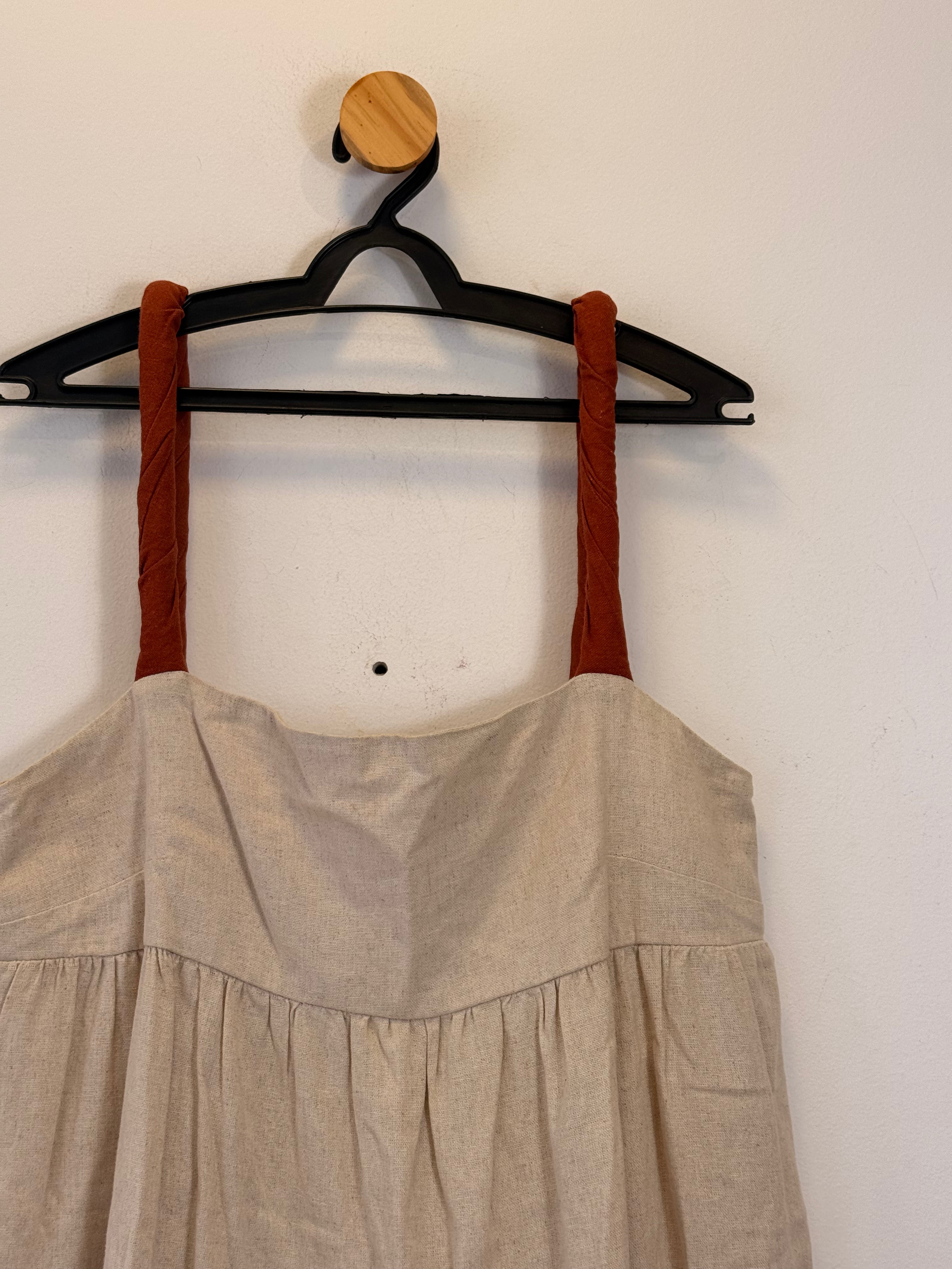 Vestido em Tom Cru Linho Açude