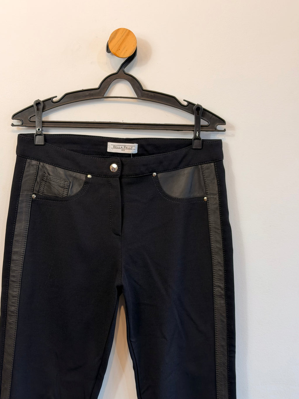 Calça Preta com Detalhe em Couro