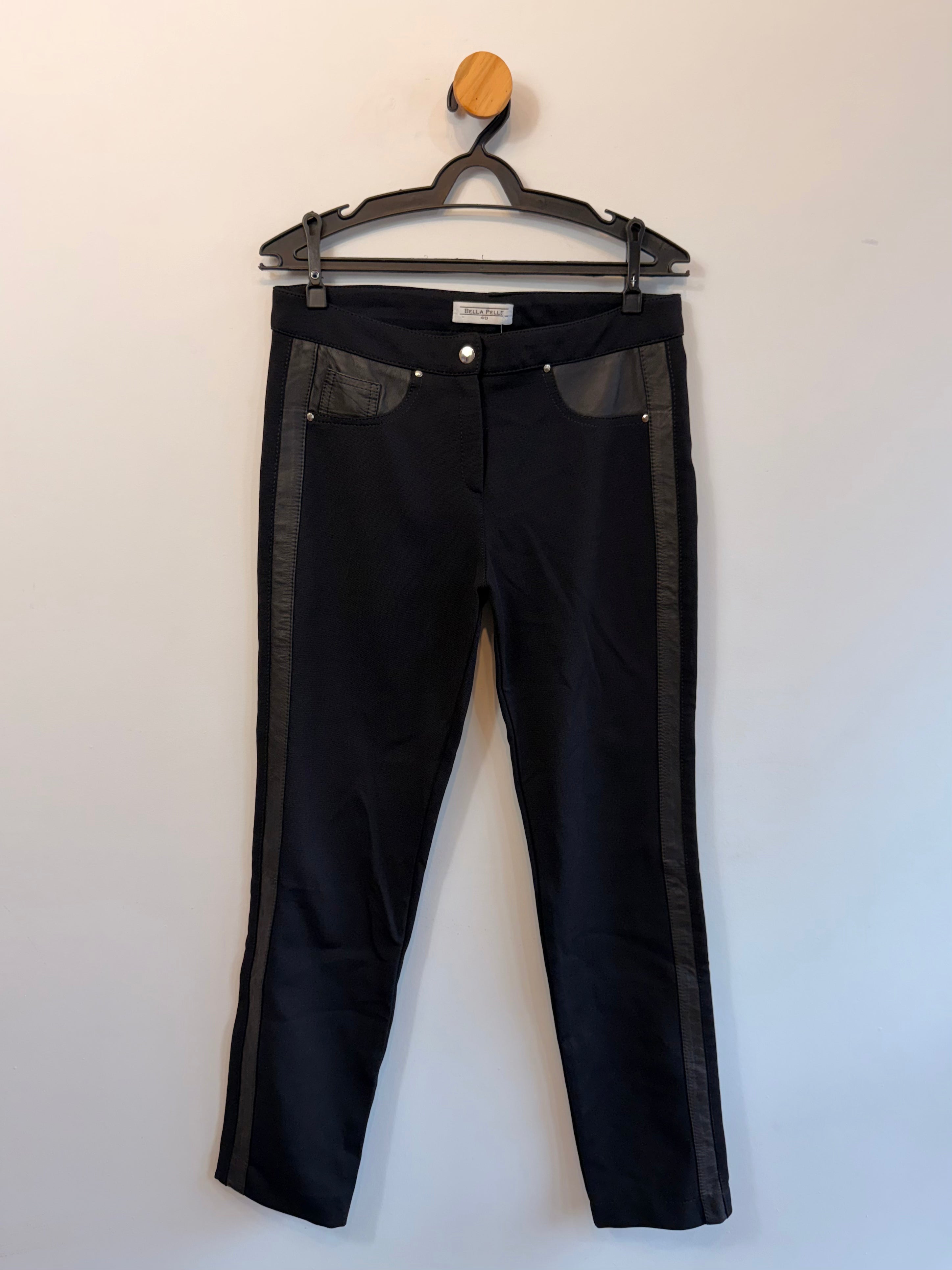 Calça Preta com Detalhe em Couro