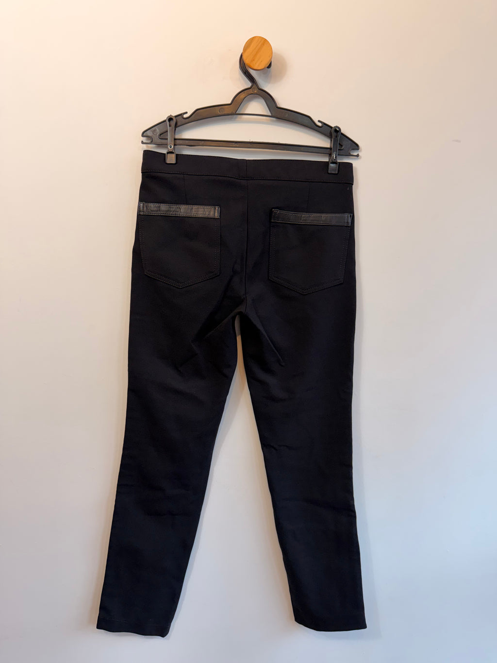 Calça Preta com Detalhe em Couro