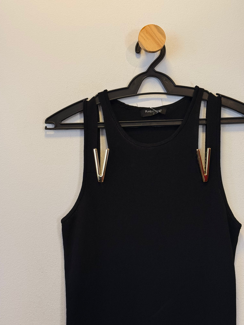 Vestido Preto Midi com Recortes