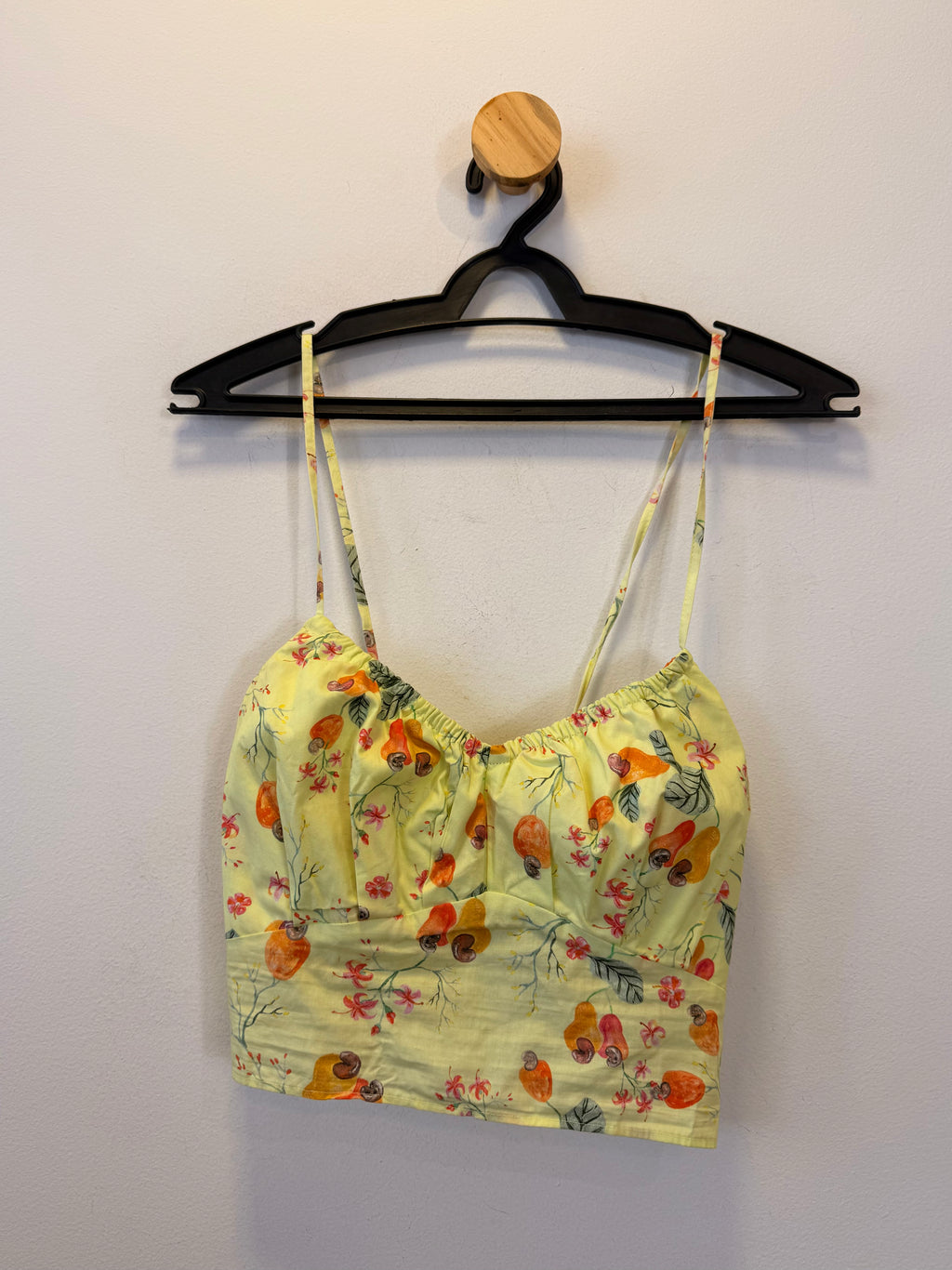 Cropped Amarelo com Estampa de Frutas