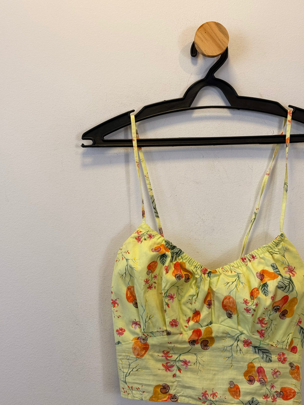 Cropped Amarelo com Estampa de Frutas