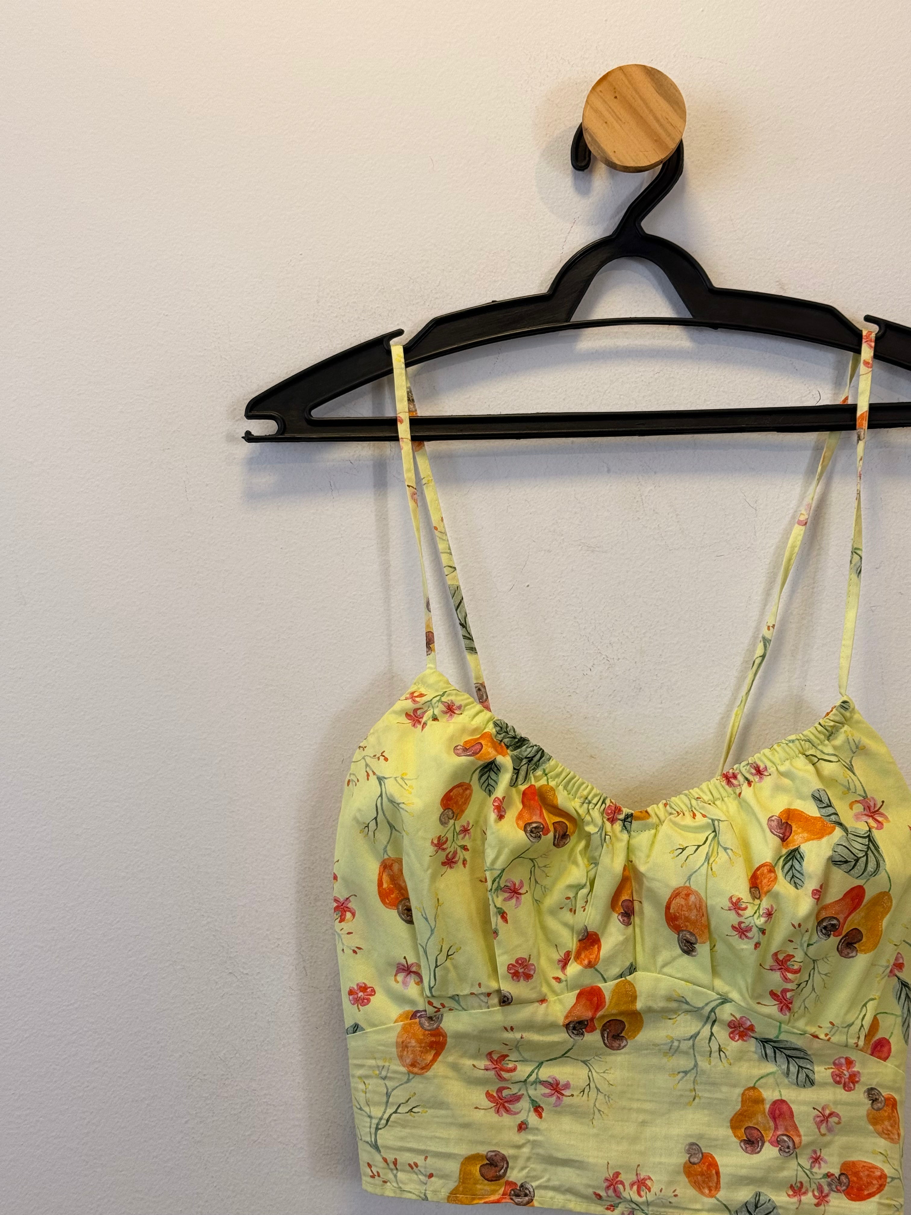 Cropped Amarelo com Estampa de Frutas