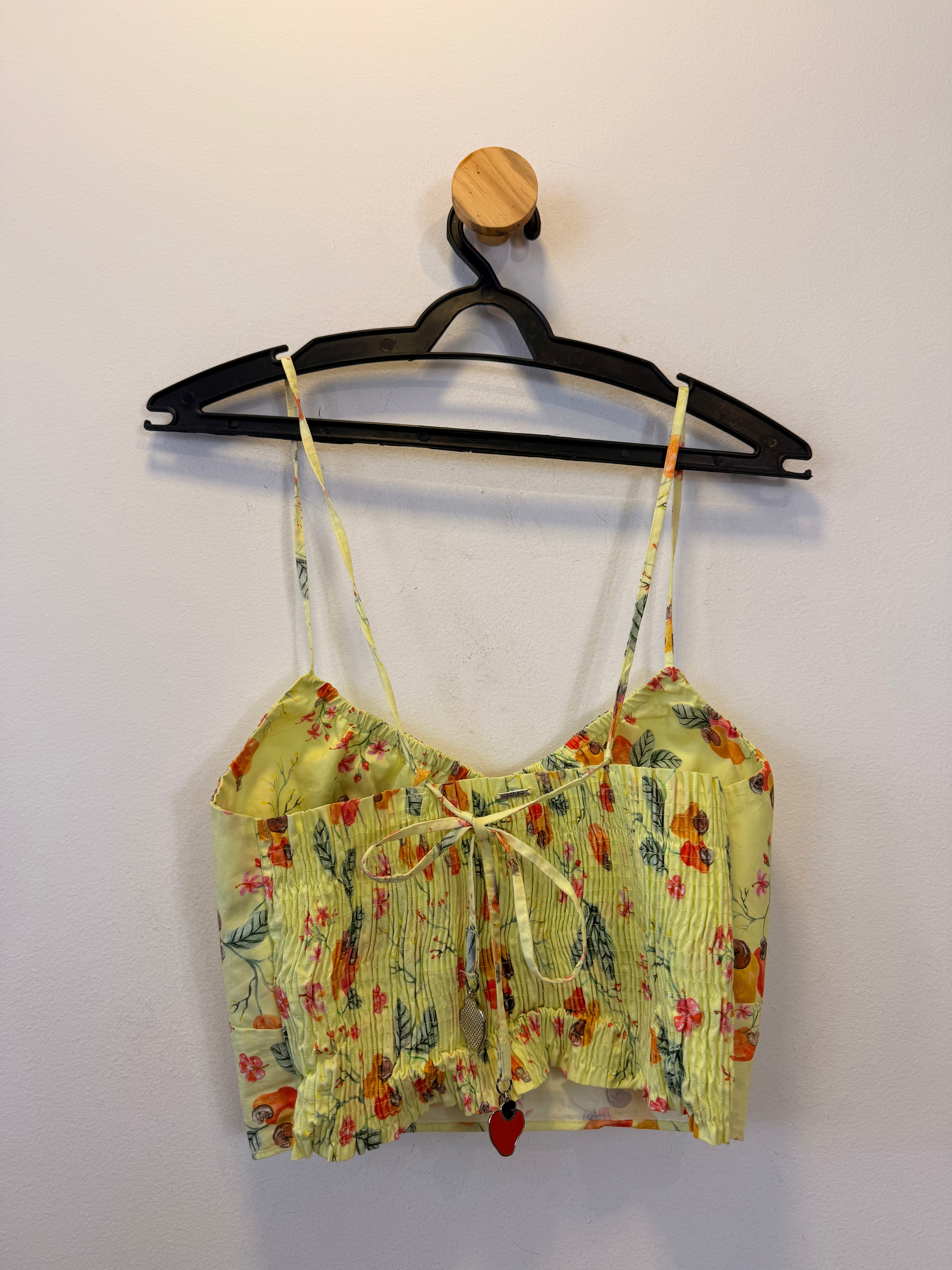 Cropped Amarelo com Estampa de Frutas