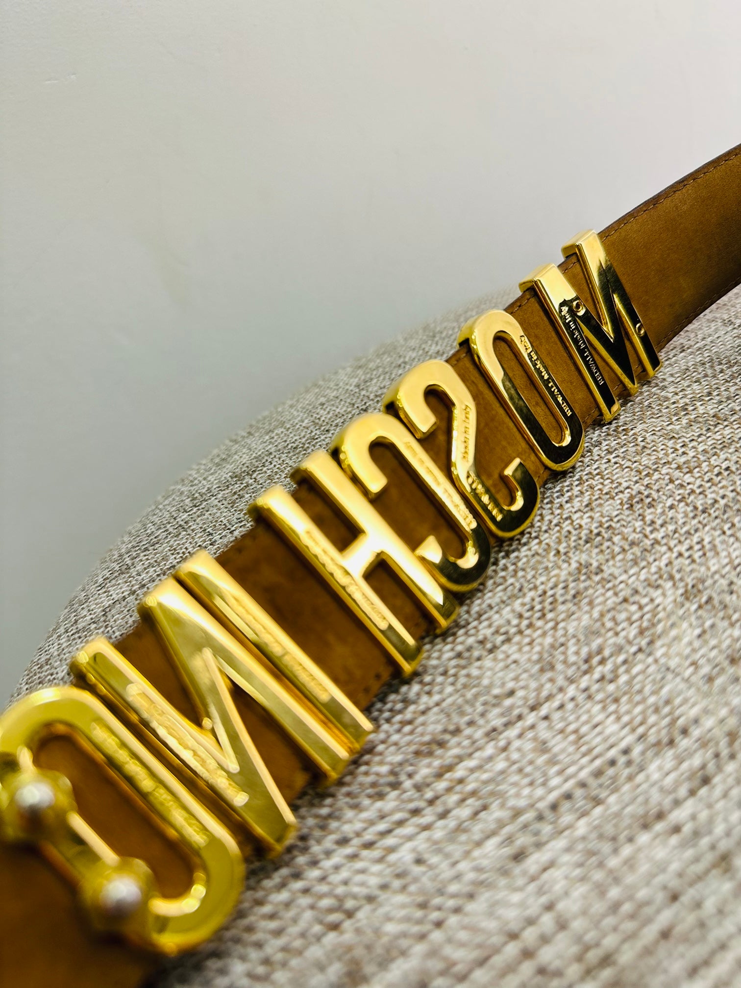 Cinto em Couro Moschino