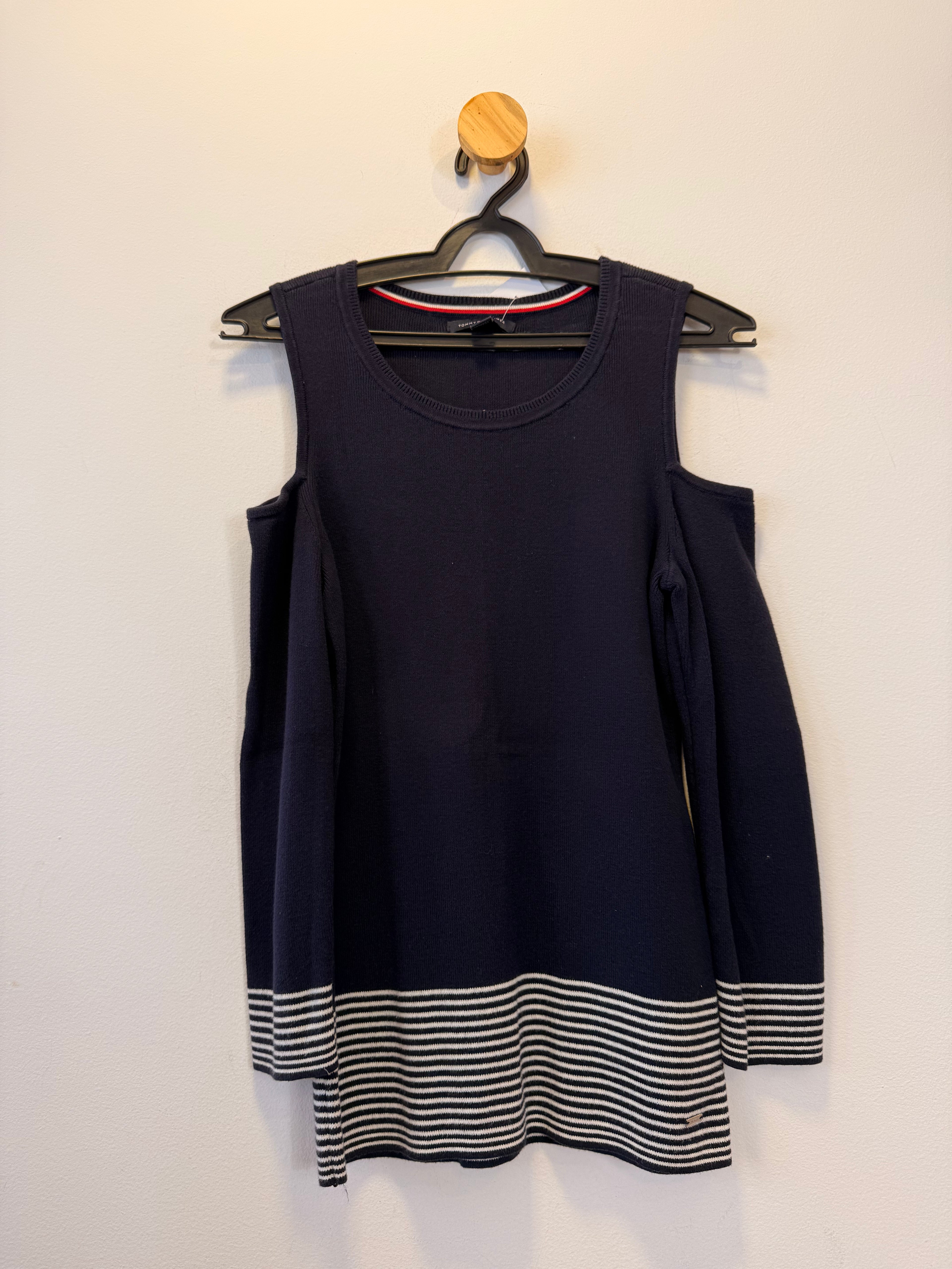 Blusa Azul Marinho de Malha Com Recorte na Manga