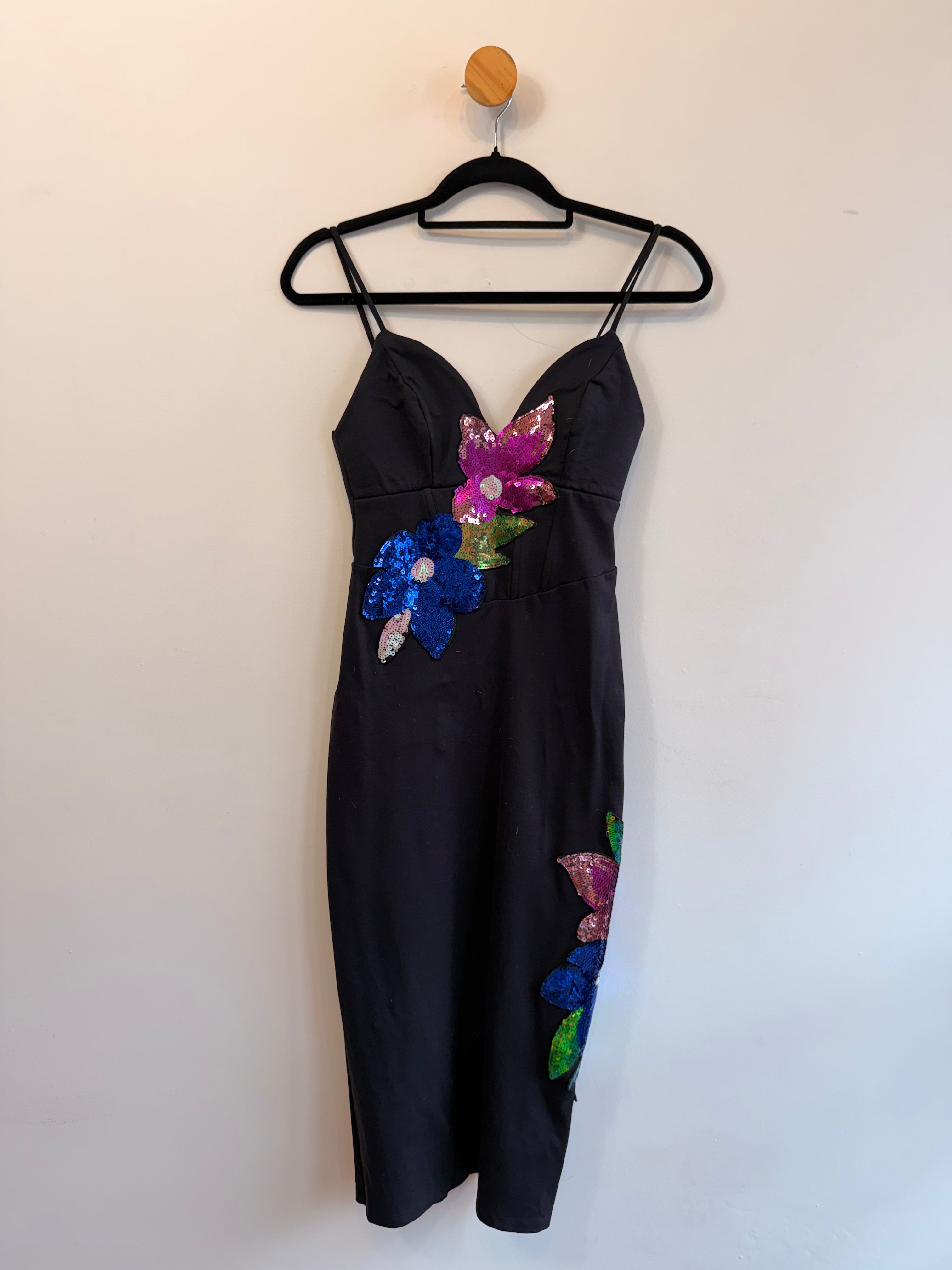 Vestido Preto com Aplicações Lança Perfume