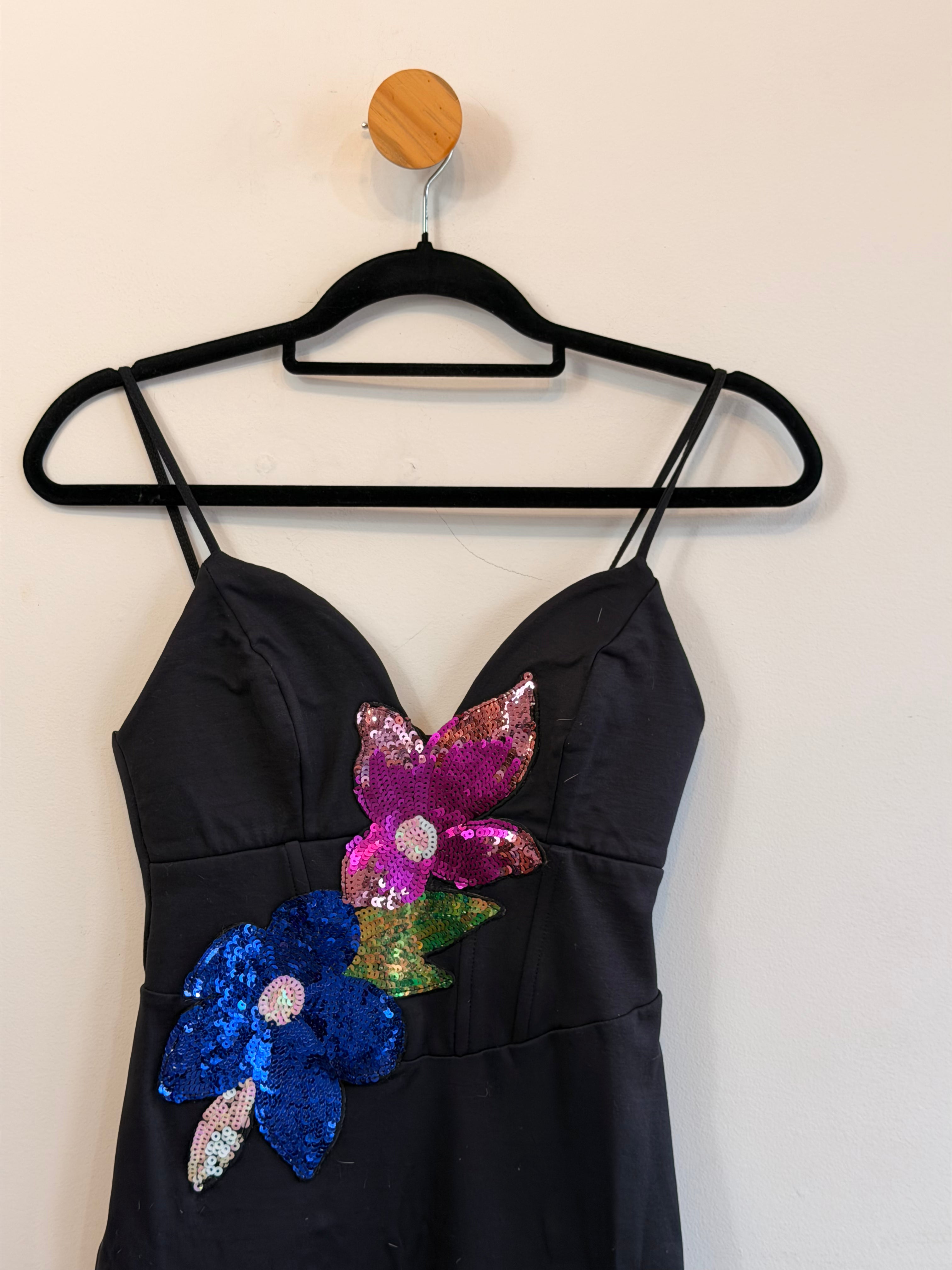 Vestido Preto com Aplicações Lança Perfume