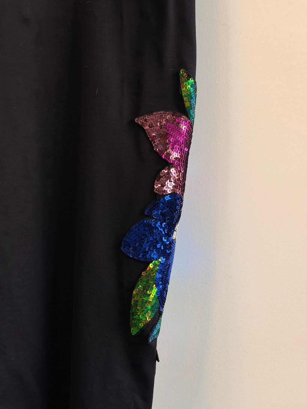 Vestido Preto com Aplicações Lança Perfume