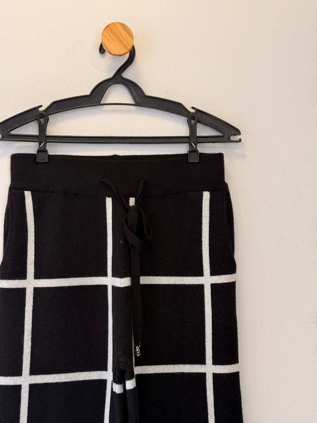 calça quadriculada em malha
