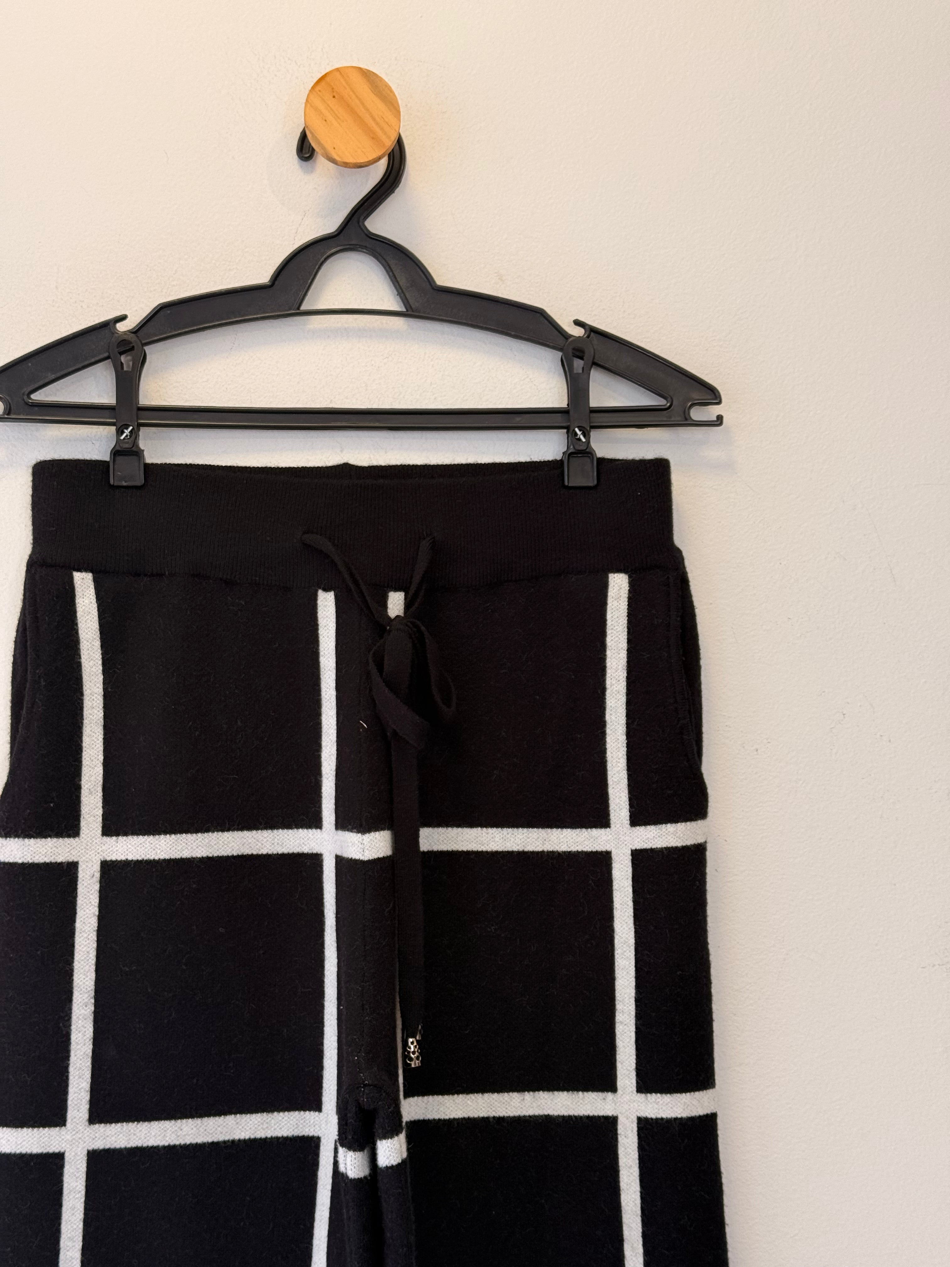 calça quadriculada em malha