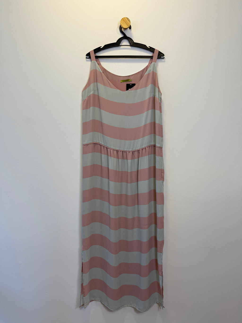 Vestido Midi Listrado Rosa e Branco