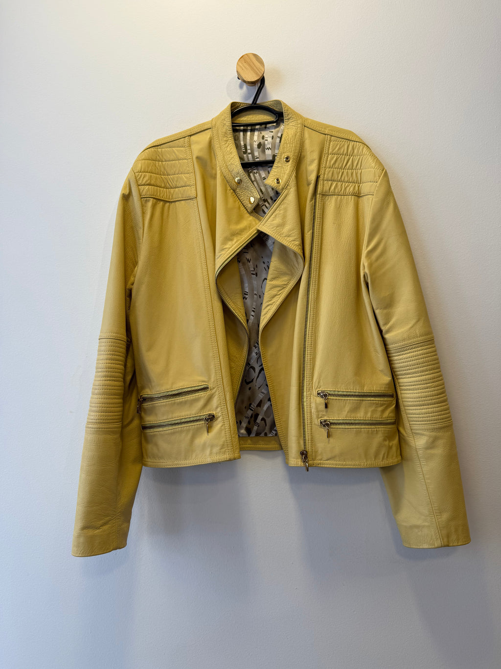 Jaqueta Biker em Couro Amarelo