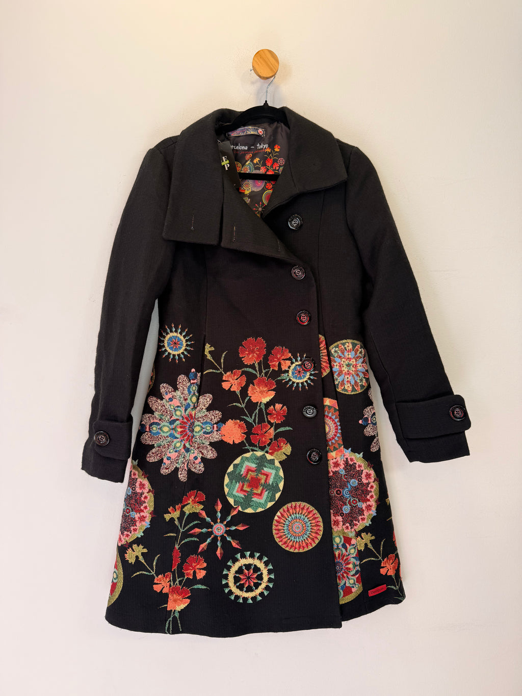 Casaco Preto com Flores Desigual