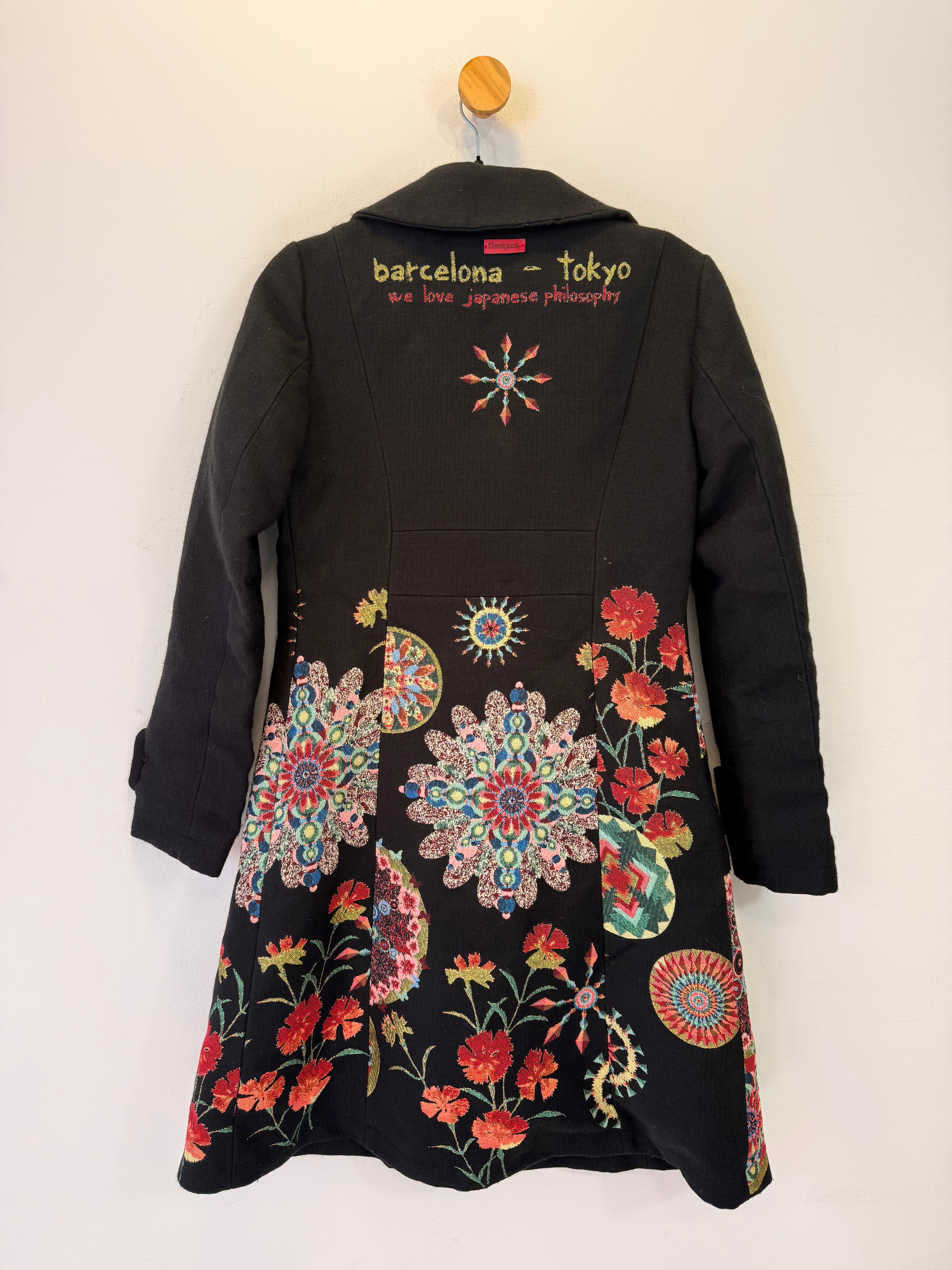 Casaco Preto com Flores Desigual