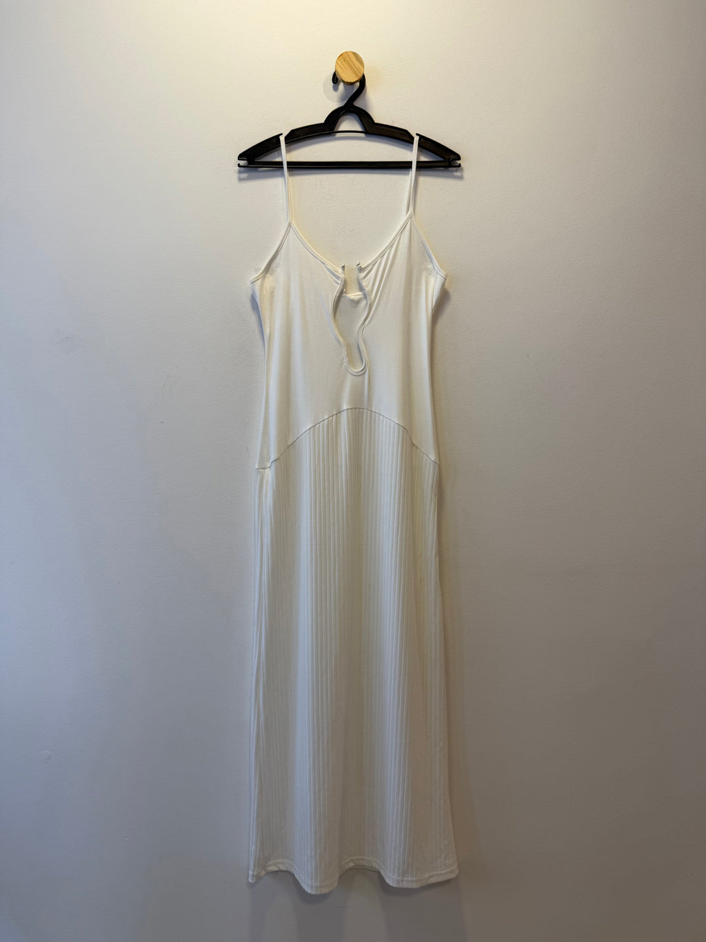 Vestido Branco Decote Metal Orgânico