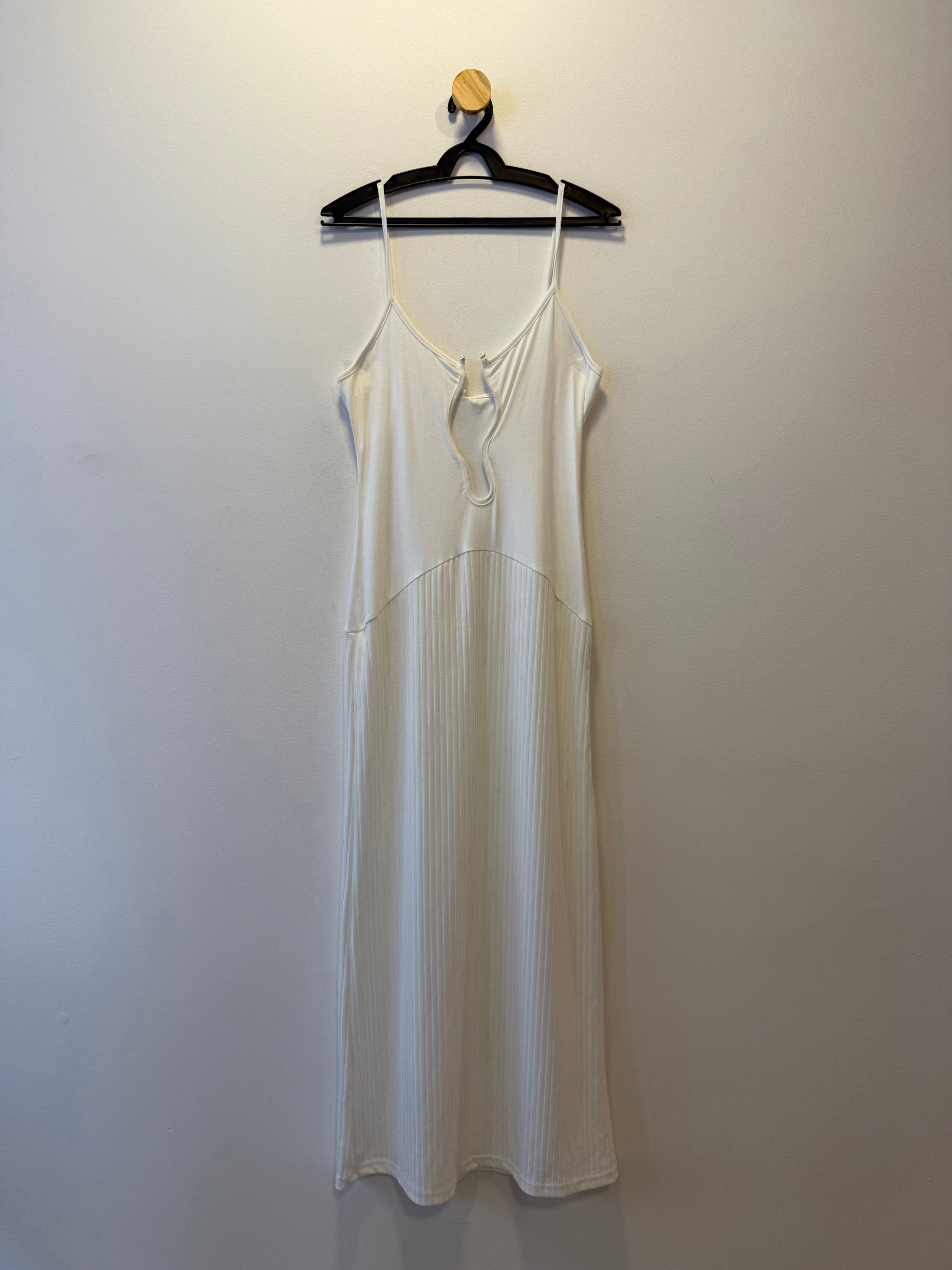 Vestido Branco Decote Metal Orgânico
