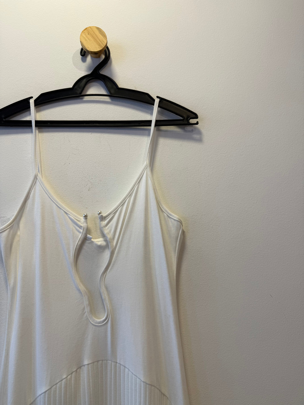 Vestido Branco Decote Metal Orgânico