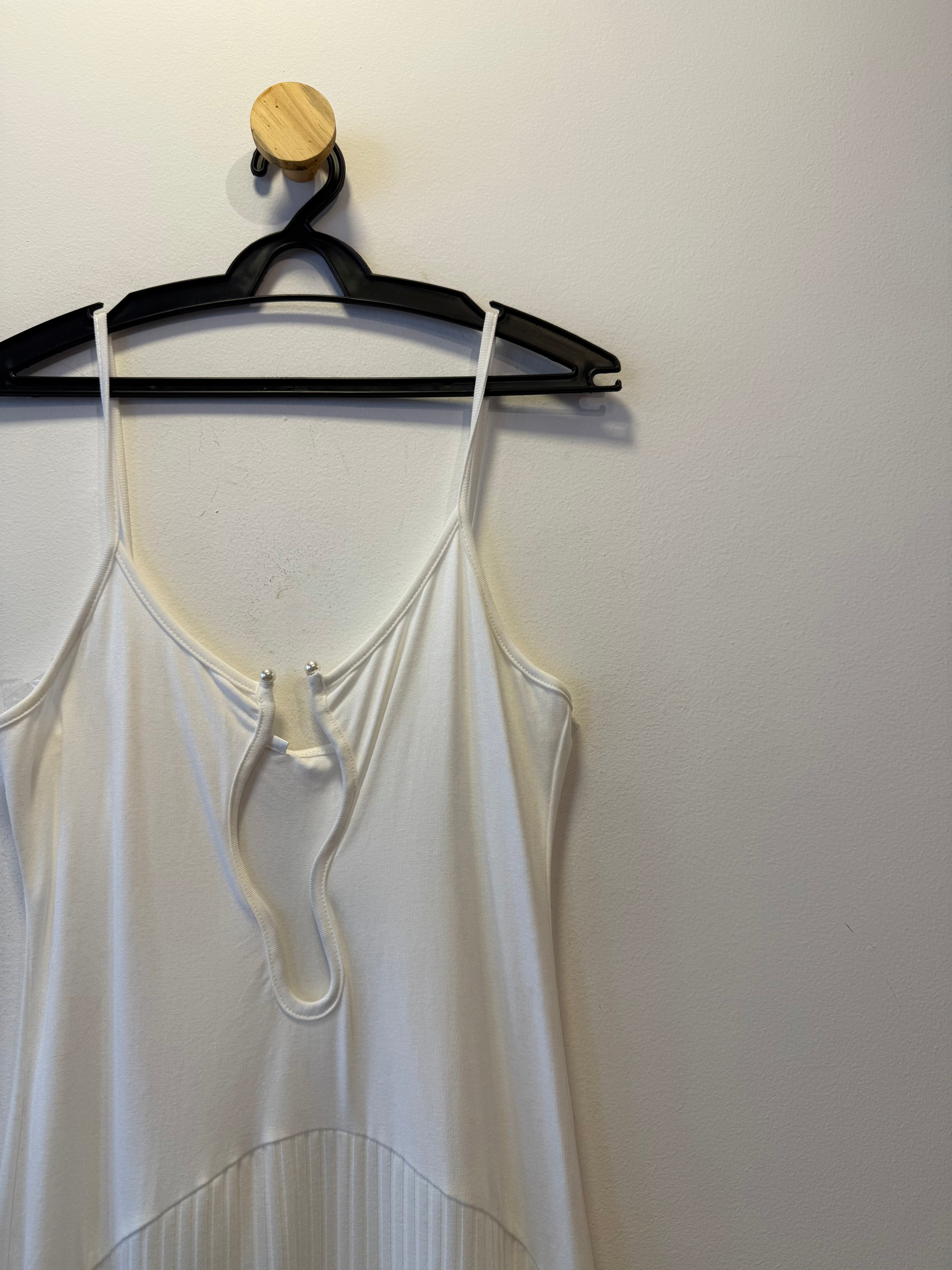 Vestido Branco Decote Metal Orgânico