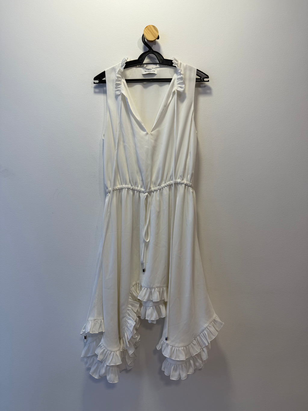Vestido Branco Assimétrico com Babado