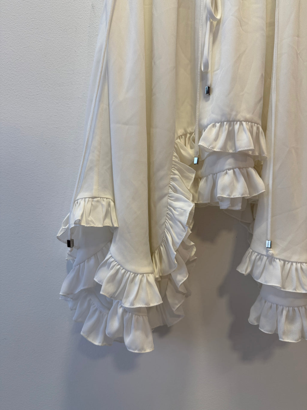 Vestido Branco Assimétrico com Babado