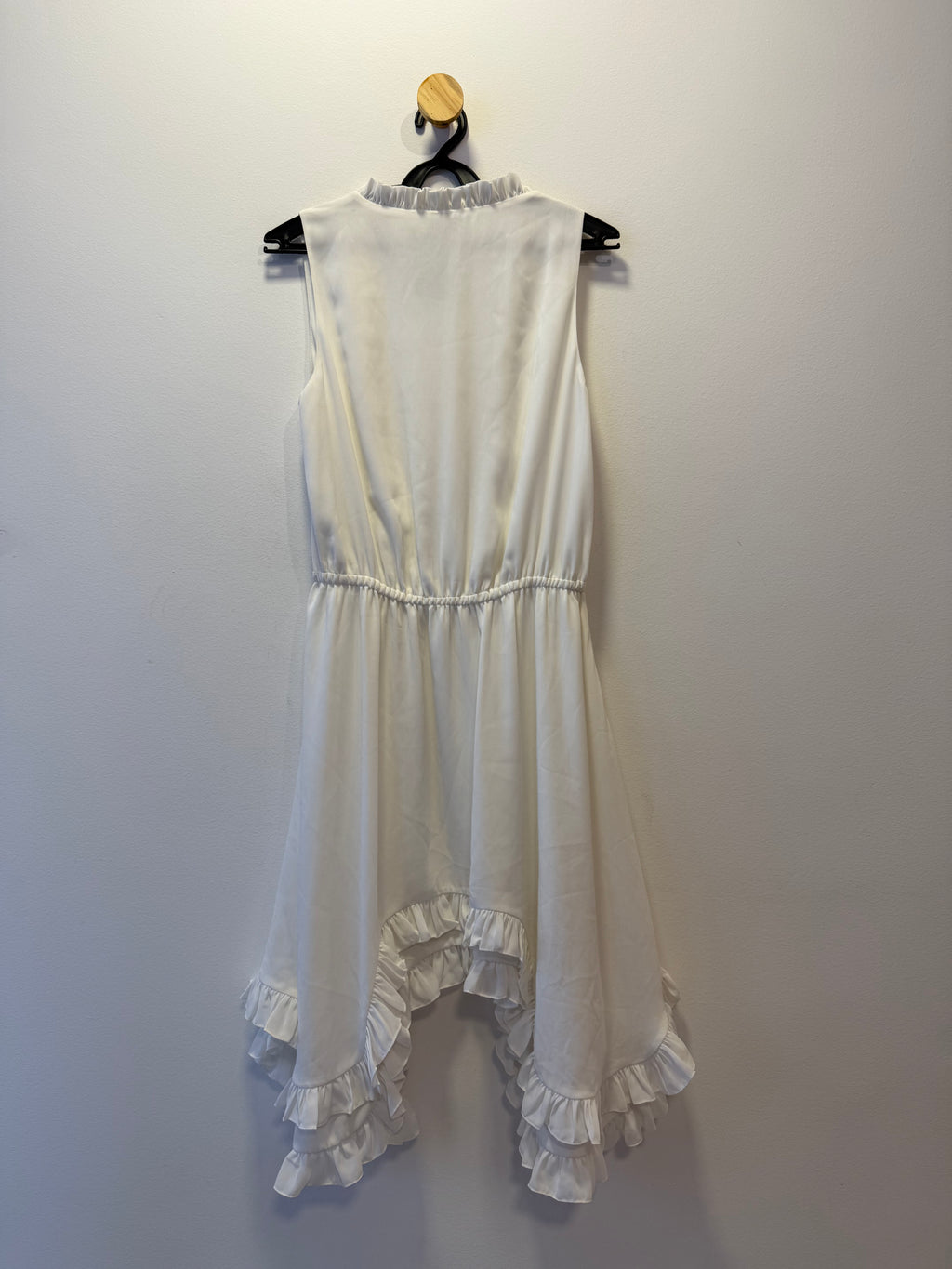 Vestido Branco Assimétrico com Babado