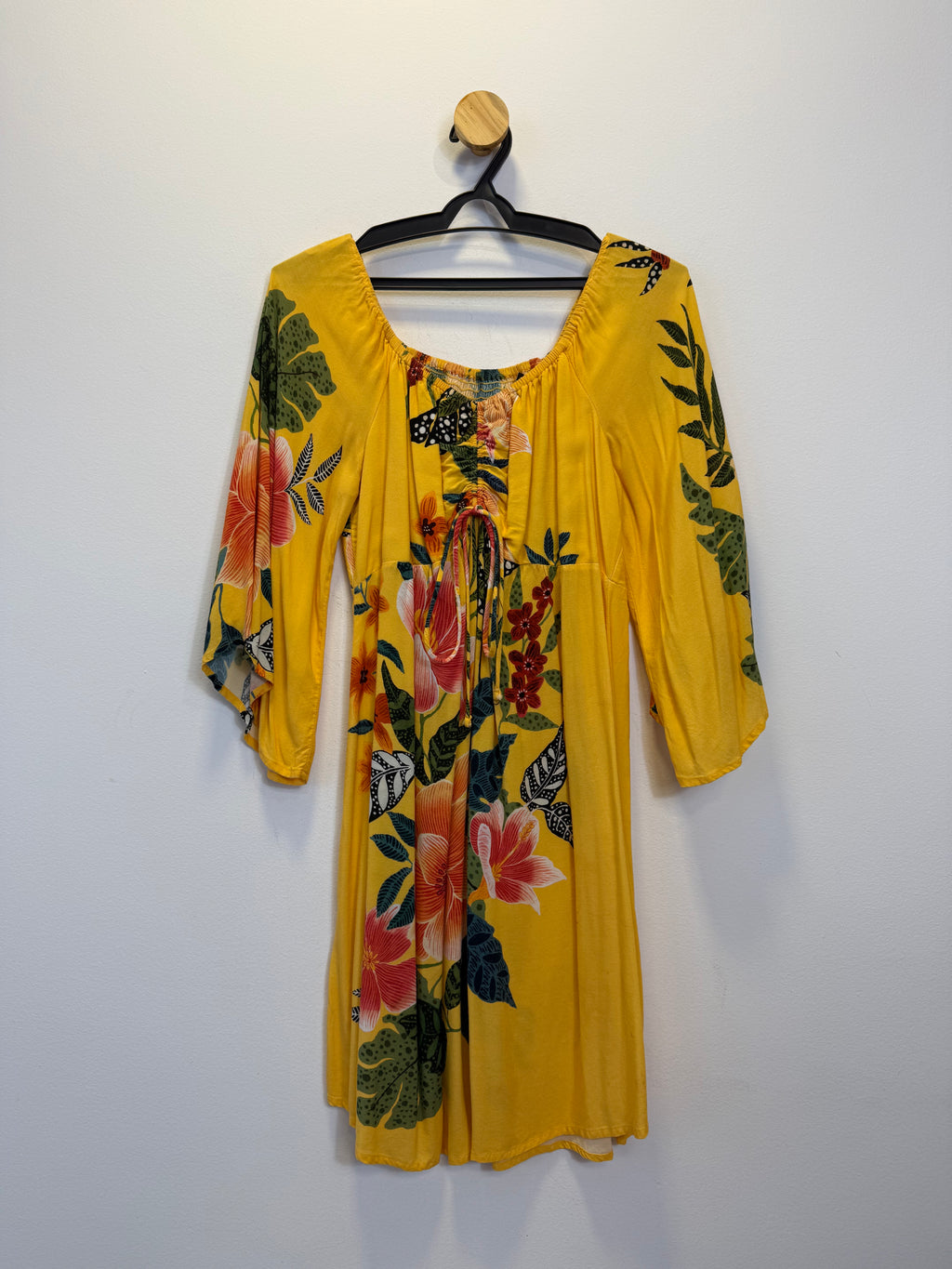 Vestido Amarelo Estampa Tropical