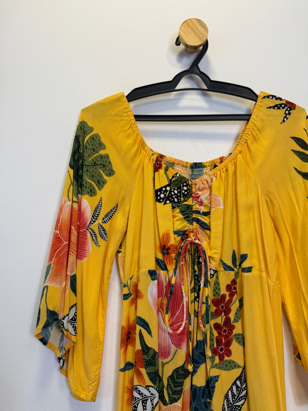 Vestido Amarelo Estampa Tropical