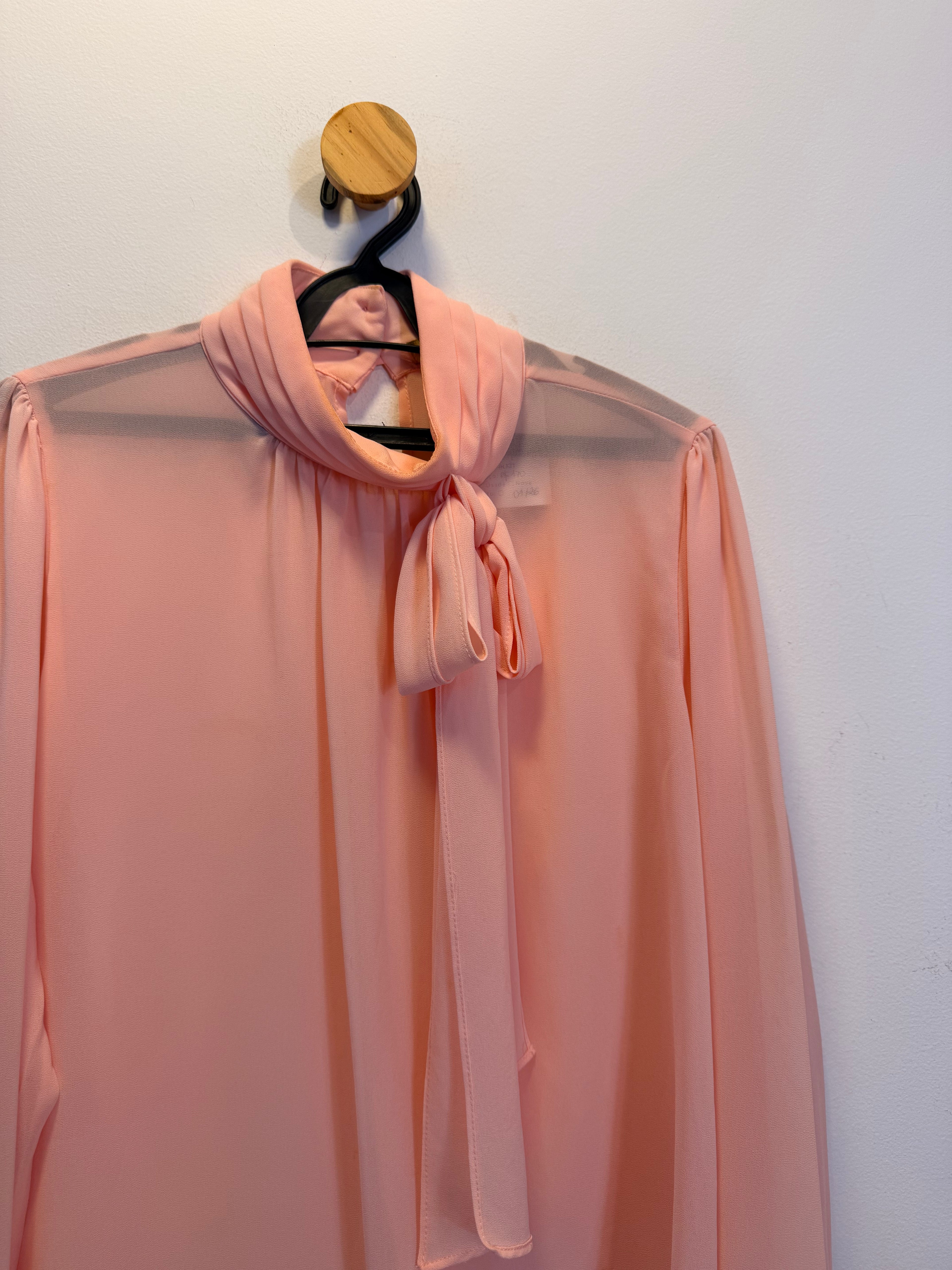 Blusa com amarração na gola Hush