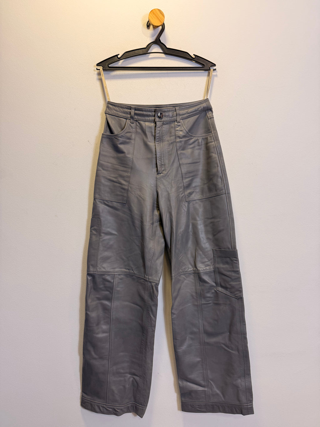 Calça Cinza de Couro Madre Reina