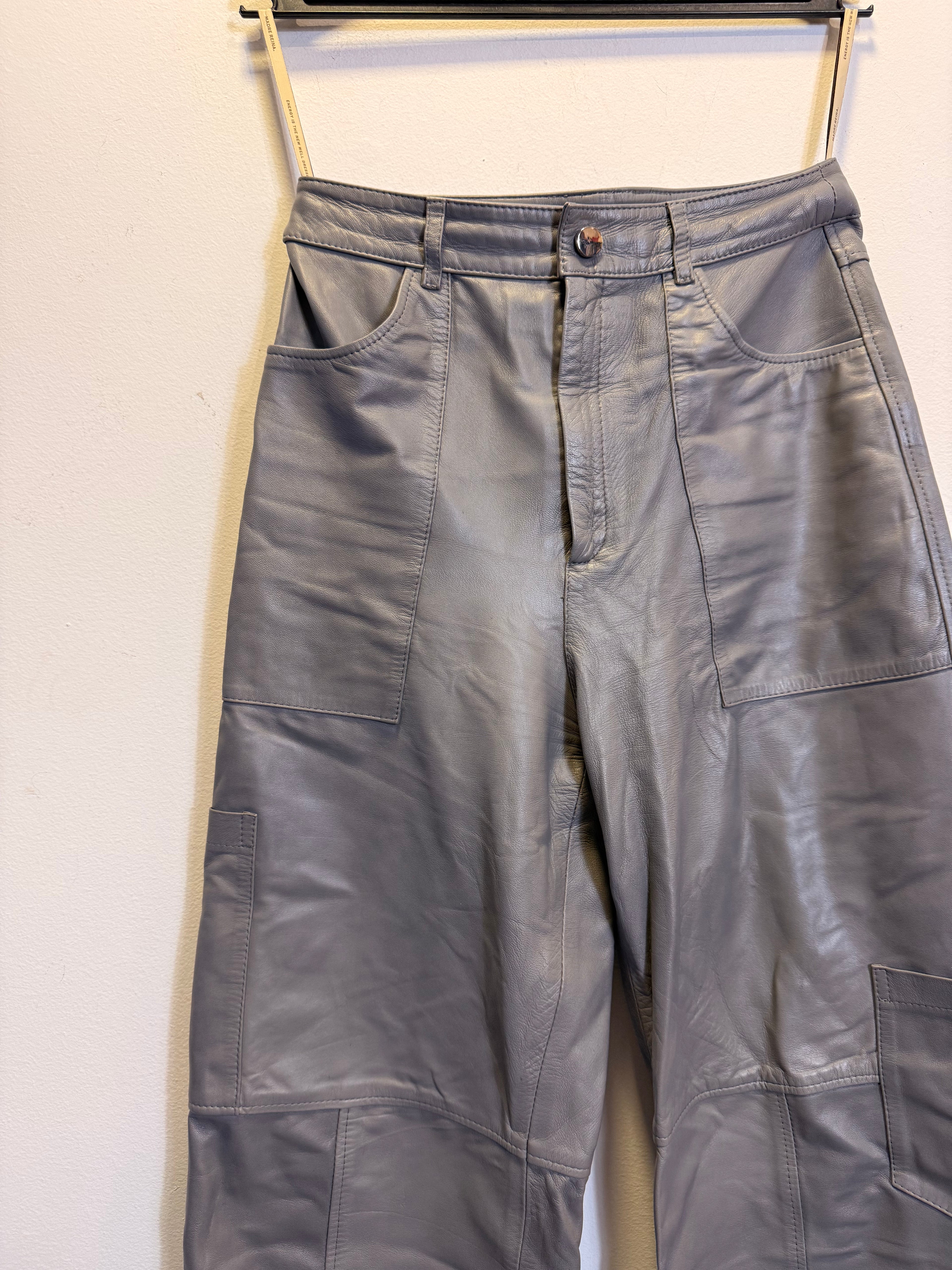 Calça Cinza de Couro Madre Reina