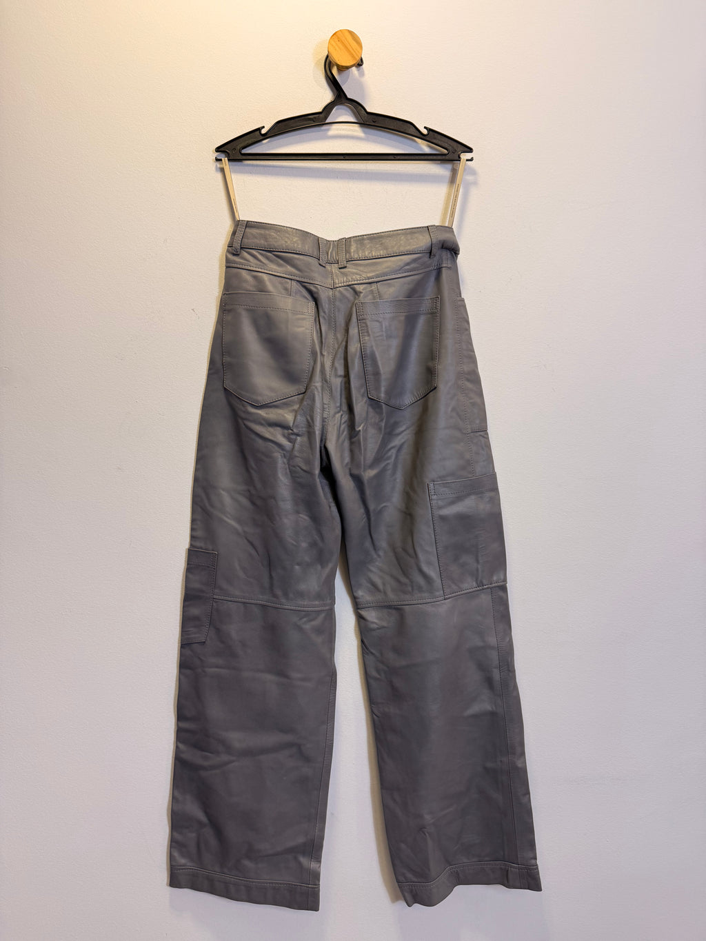 Calça Cinza de Couro Madre Reina