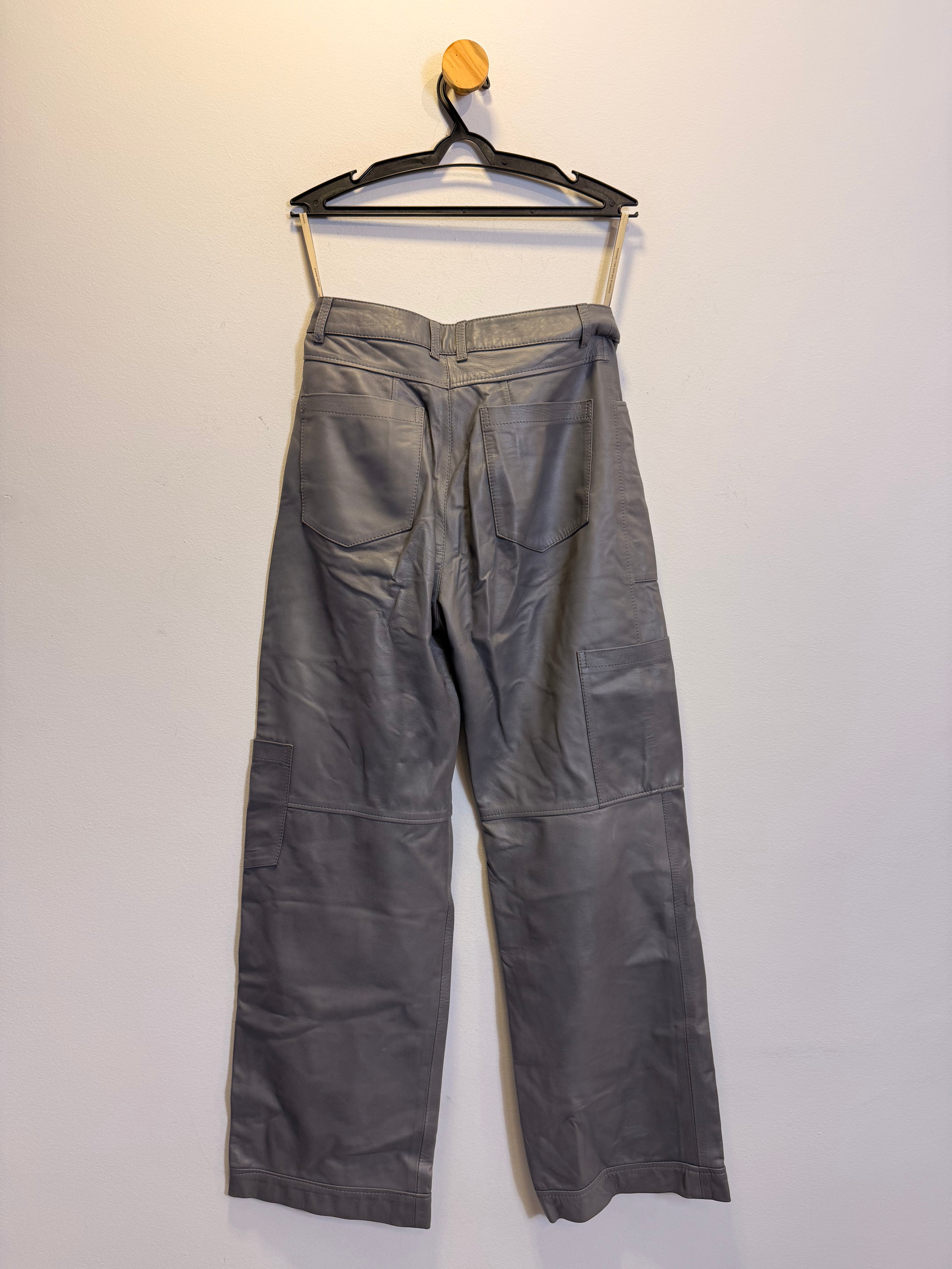Calça Cinza de Couro Madre Reina