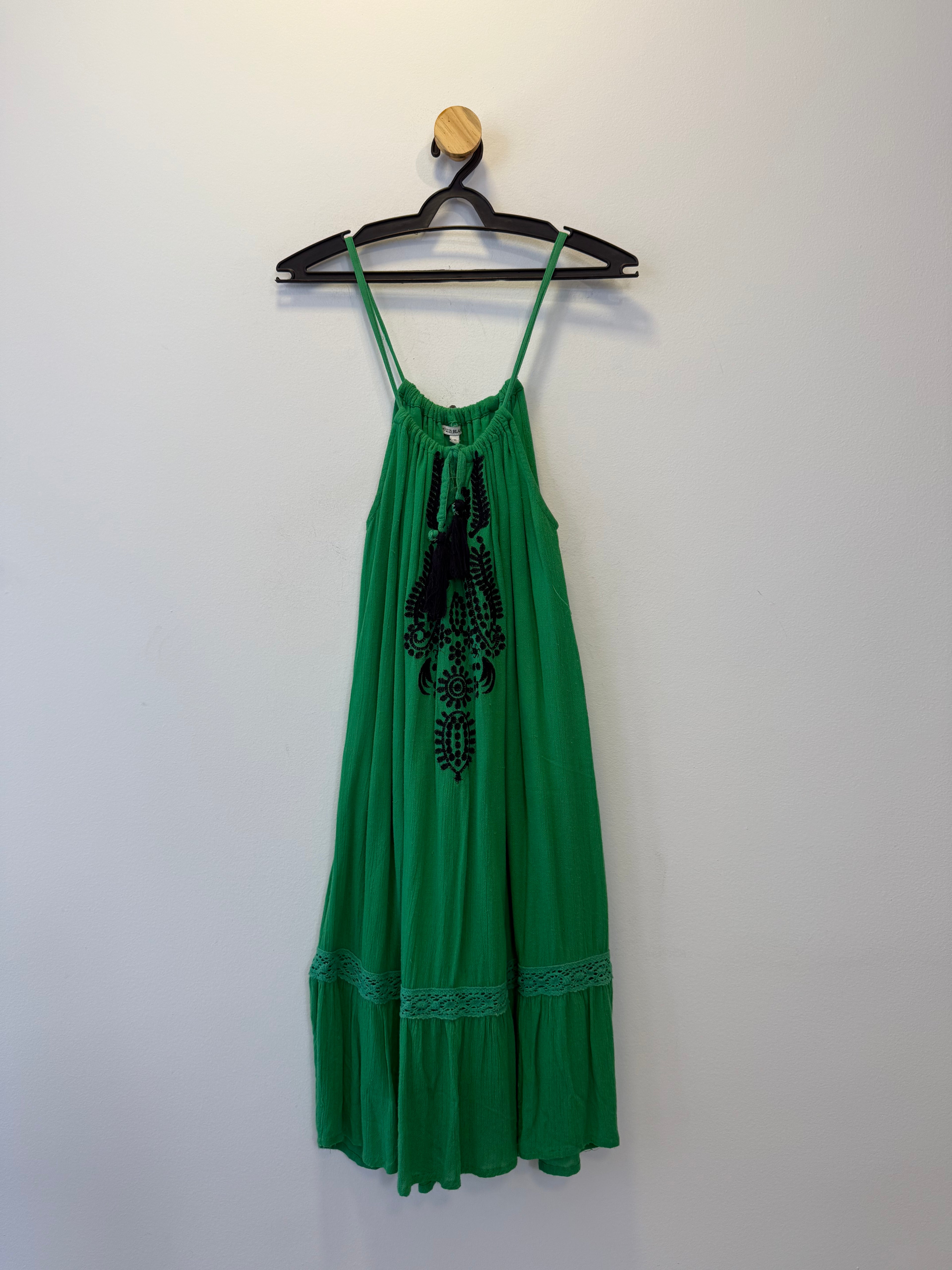 Vestido Fluido Verde Bordado