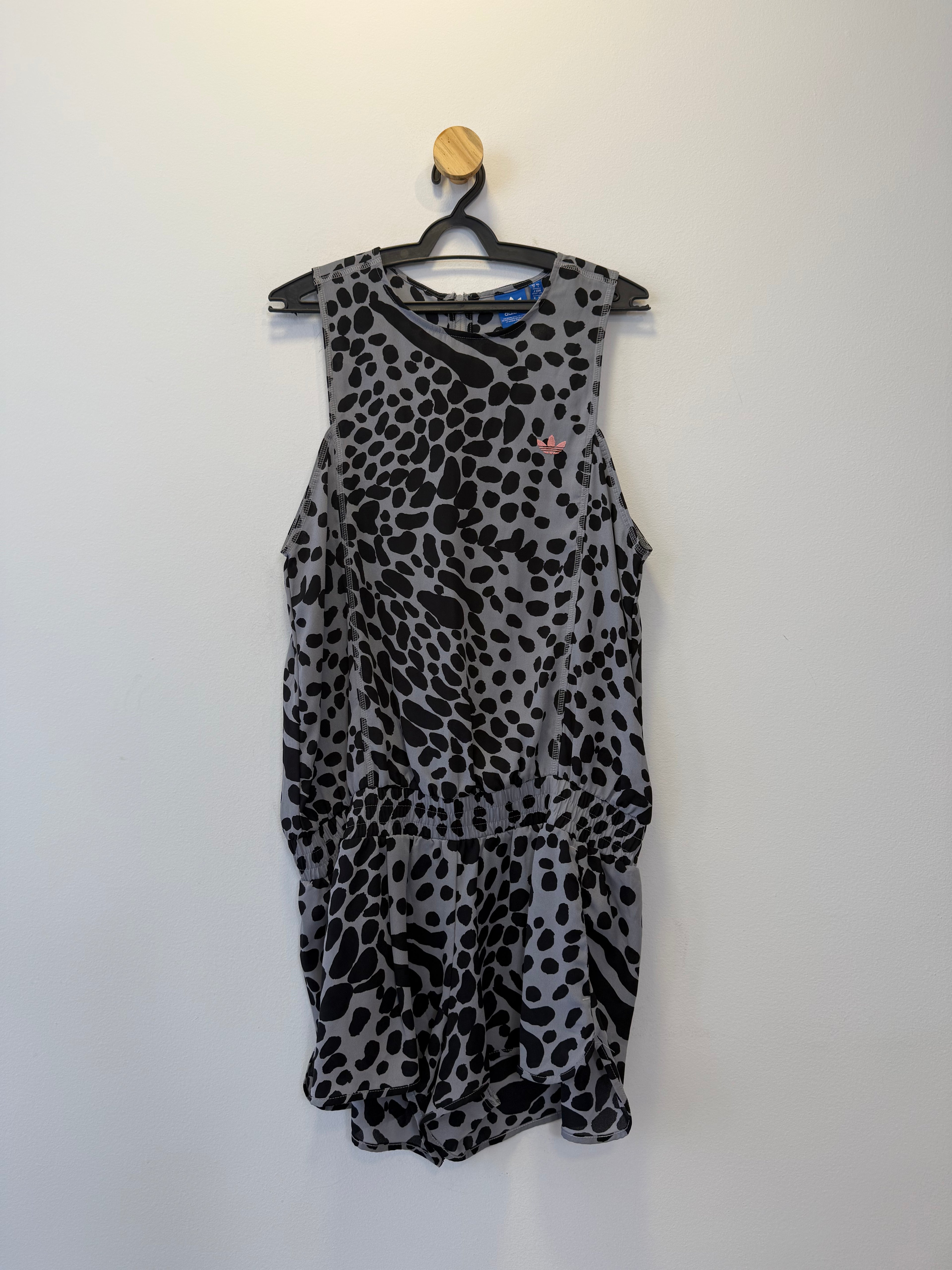 Macacão Curto Cinza e Preto