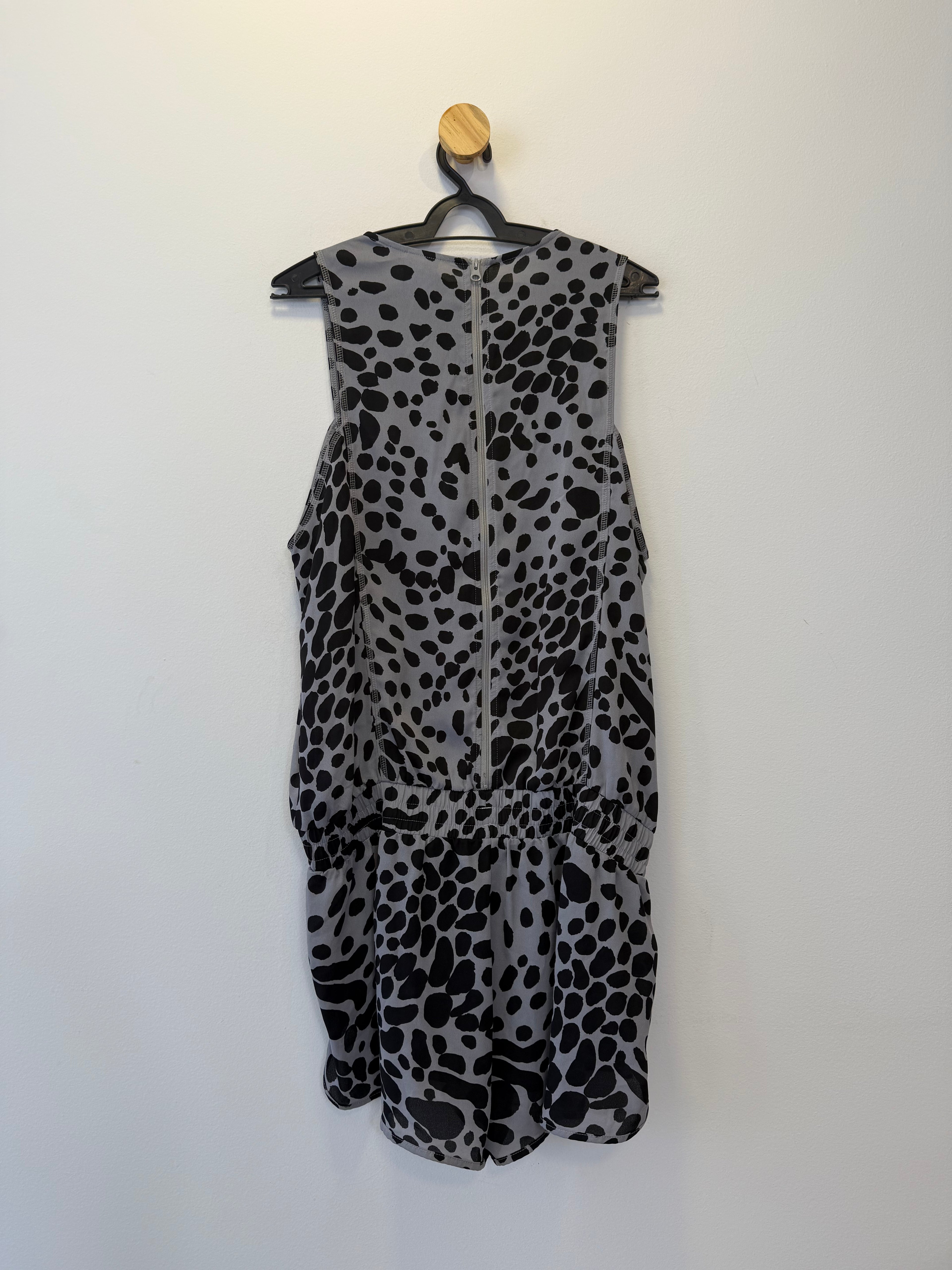 Macacão Curto Cinza e Preto