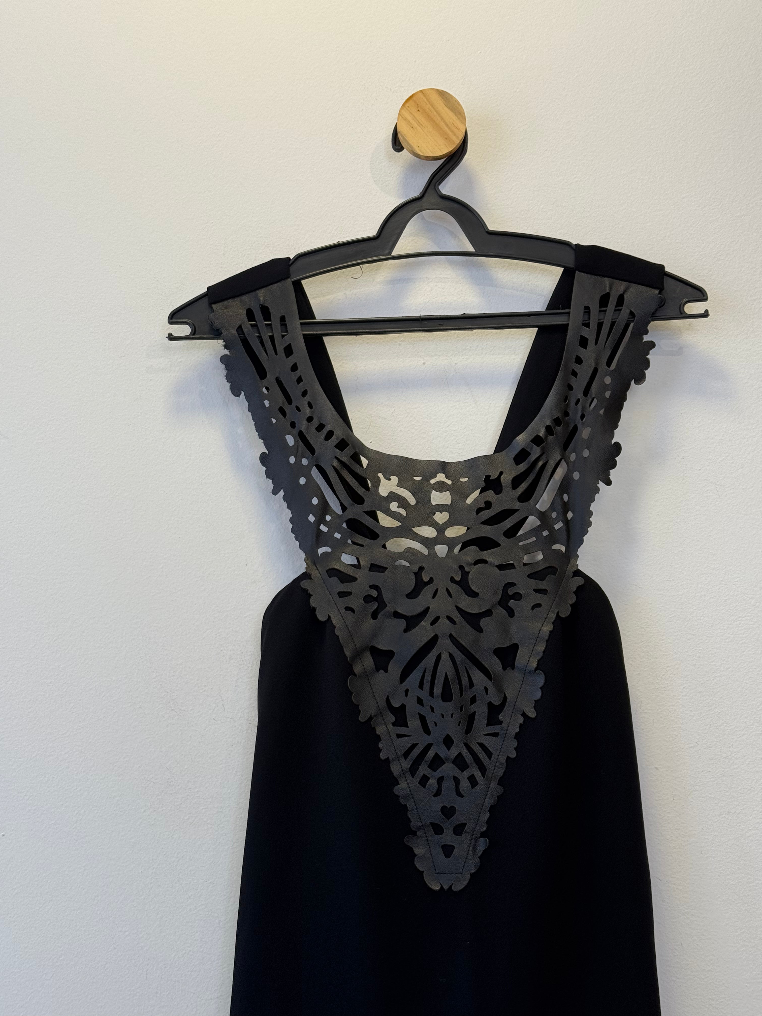 Vestido Preto Detalhe cem Couro