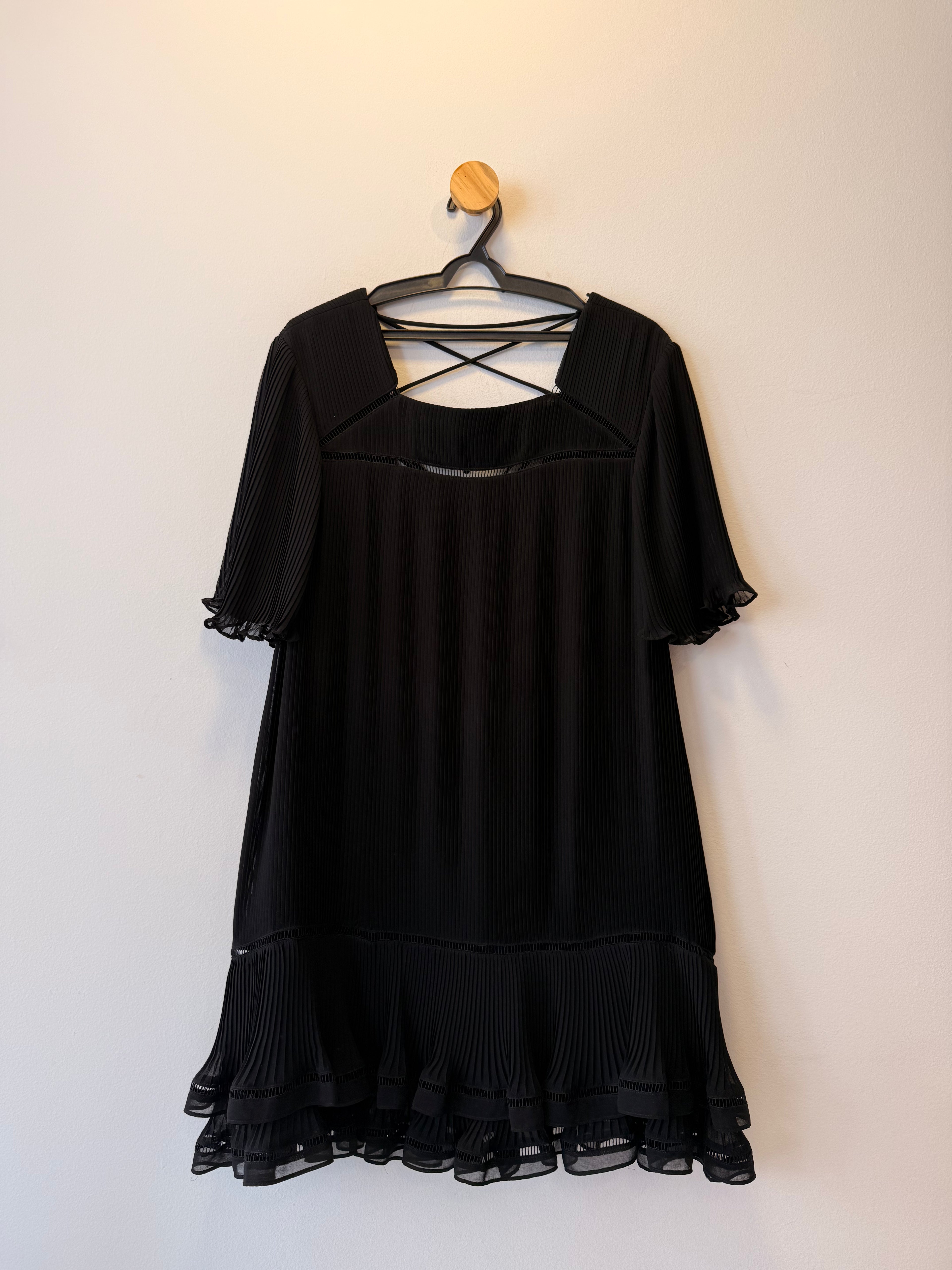 Vestido Curto Preto Plissado
