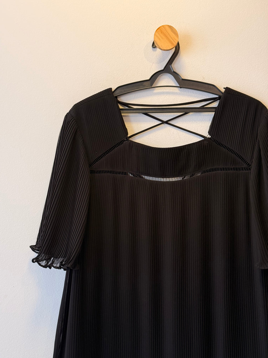 Vestido Curto Preto Plissado