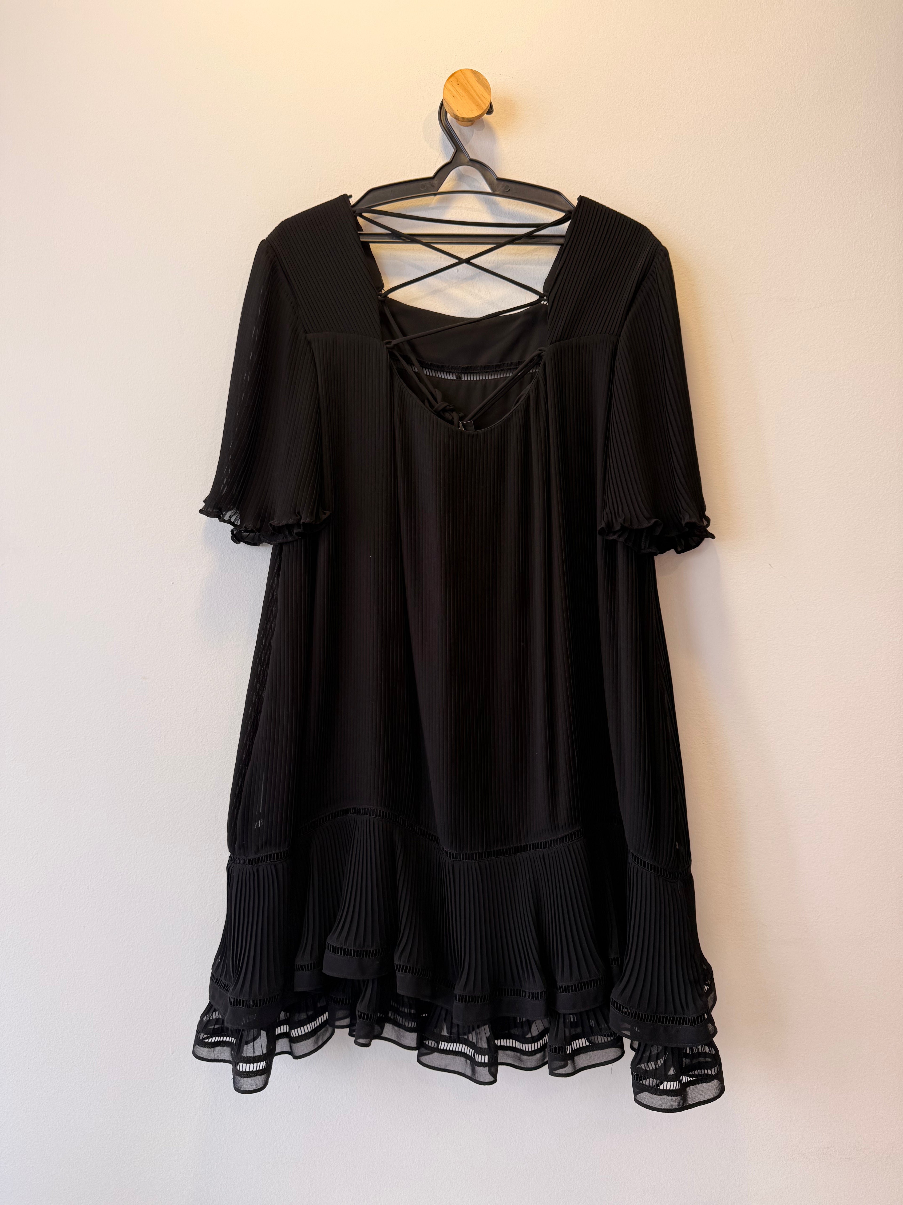 Vestido Curto Preto Plissado