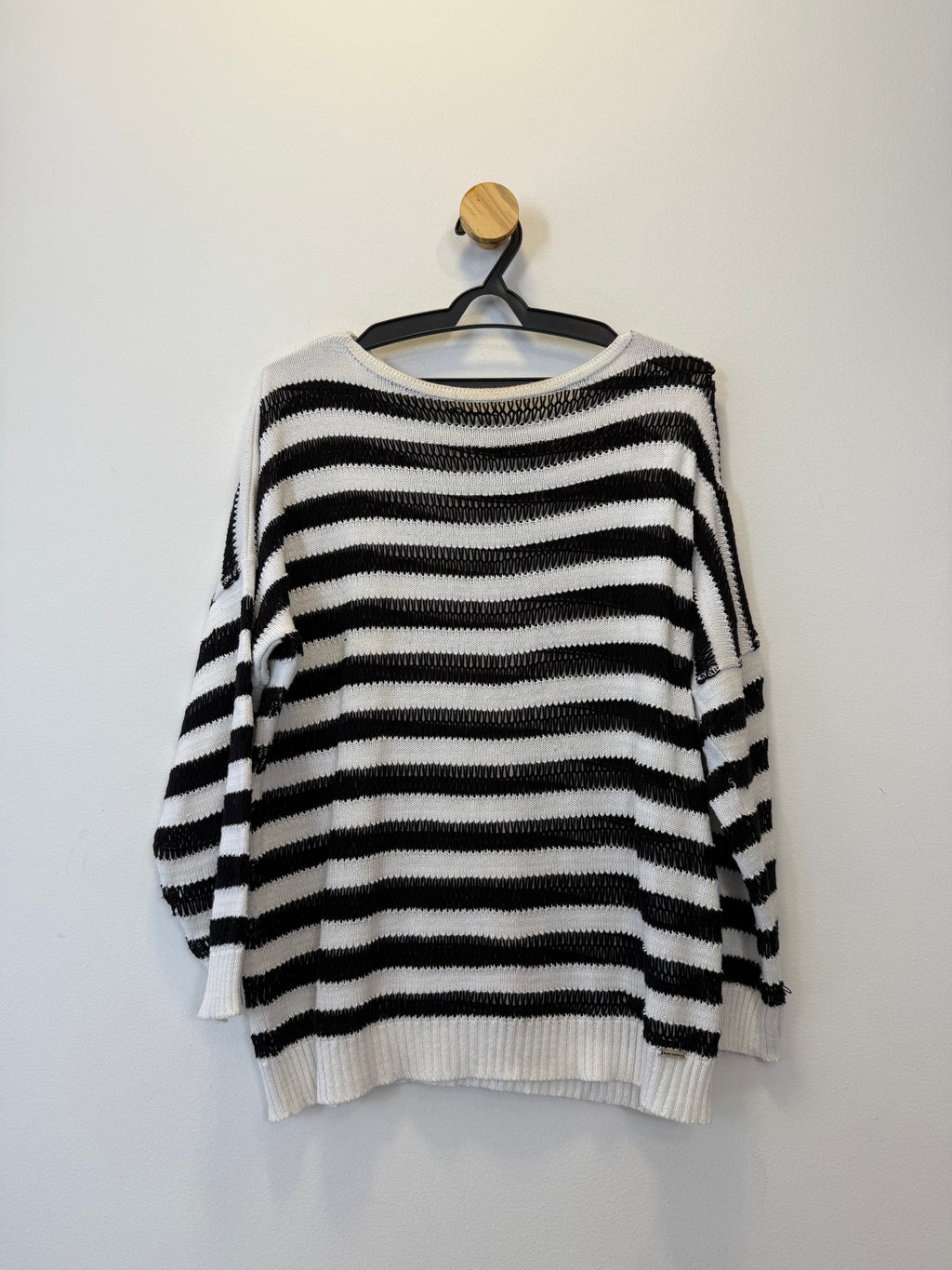 Blusa Tricot Listras Preta e Braco