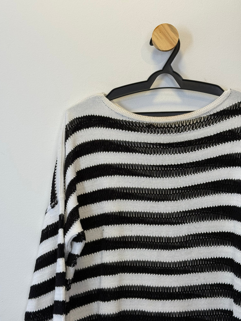 Blusa Tricot Listras Preta e Braco