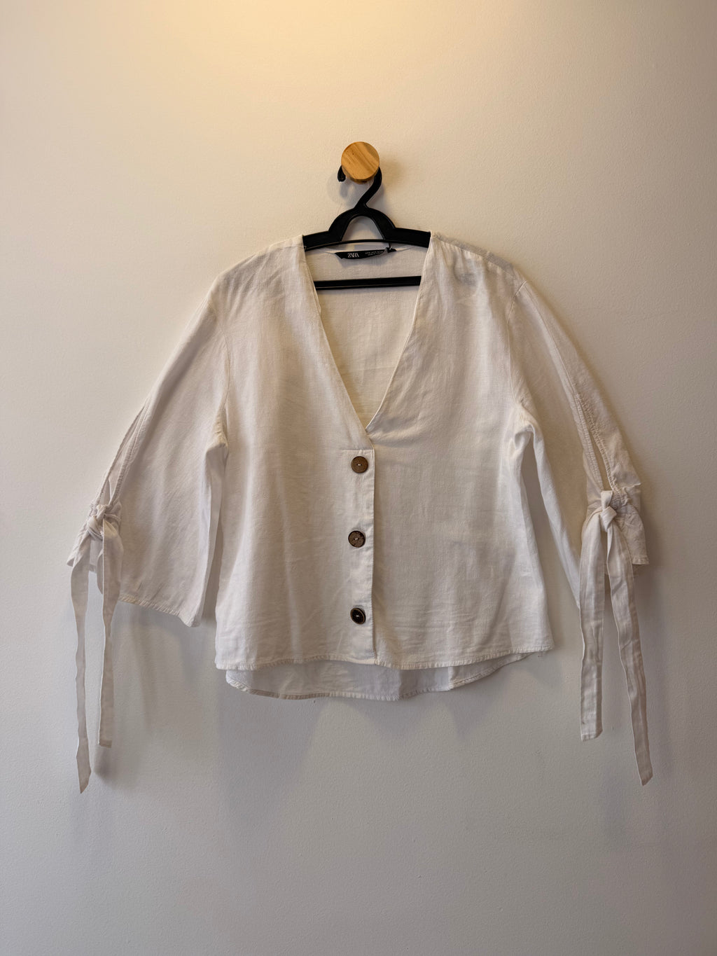 Camisa Branca com Decote V